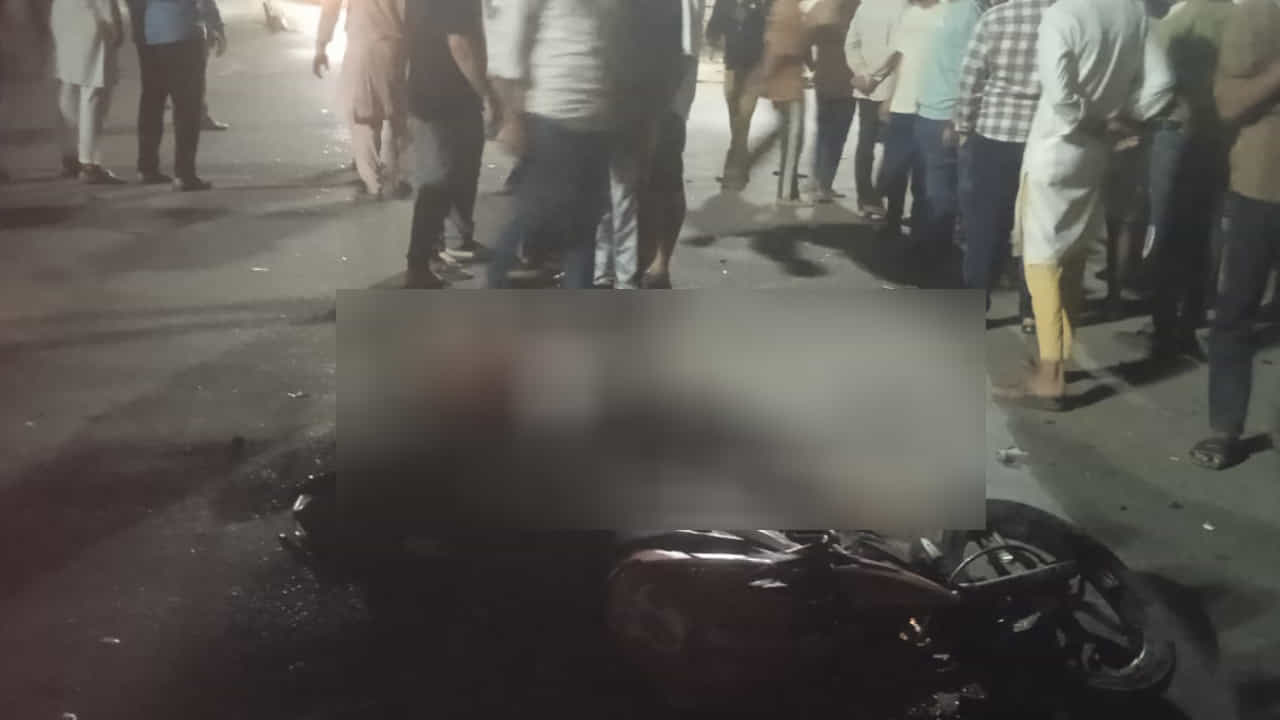 ಬೈಕ್ಗೆ ಲಾರಿ ಡಿಕ್ಕಿ: ಹಿಟ್ ಆ್ಯಂಡ್ ರನ್ಗೆ ಮೂವರು ಯುವಕರು ಬಲಿ ಬೈಕ್ಗೆ ಲಾರಿ ಡಿಕ್ಕಿ: ಹಿಟ್ ಆ್ಯಂಡ್ ರನ್ಗೆ ಮೂವರು ಯುವಕರು ಬಲಿ