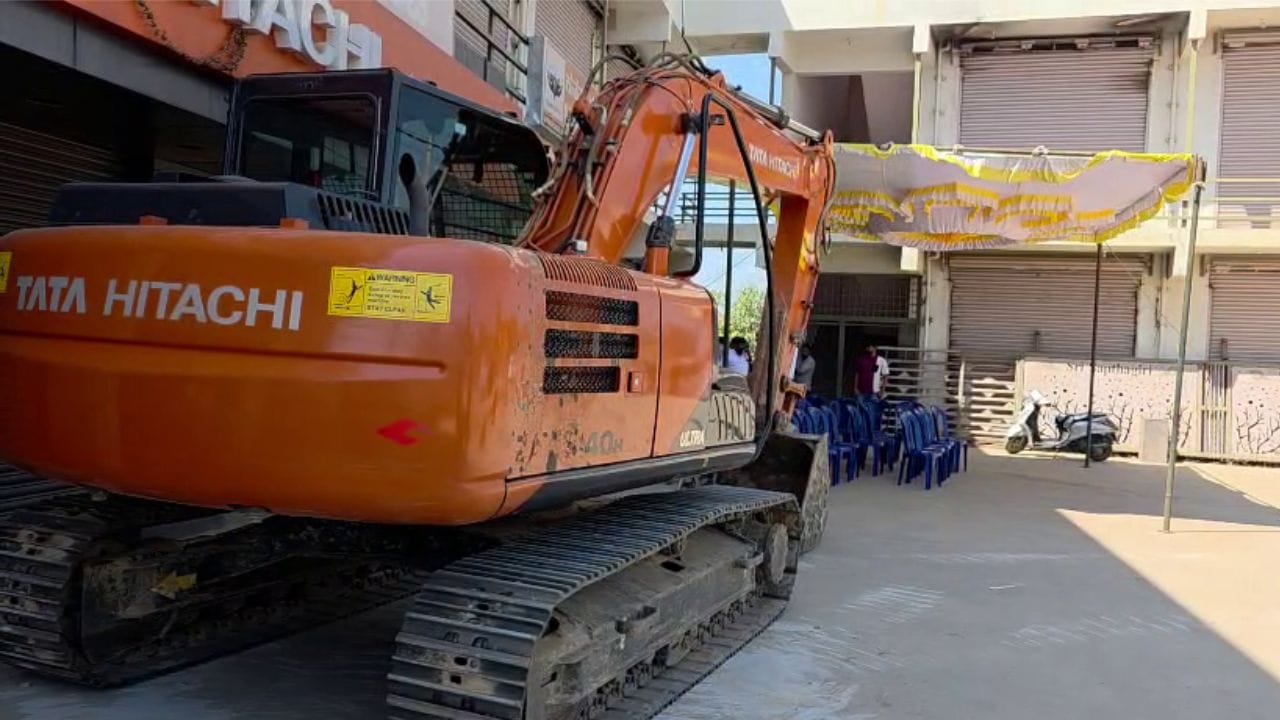 ಮತ್ತೊಂದೆಡೆ, ಶೋರೂಮ್​ಗೇ ಬೀಗ ಜಡಿದು ಪ್ರತಿಭಟಿಸಿದರೂ ಕಂಪನಿ ಸ್ಪಂದಿಸಿಲ್ಲ ಎಂದು ಗ್ರಾಹಕ ಆರೋಪಿಸಿದ್ದಾರೆ. ಅಲ್ಲದೆ, ಶೋರೂಮ್ ಎದುರು ಶಾಮಿಯಾನ ಹಾಕಿಕೊಂಡು ಧರಣಿ ಕುಳಿತಿದ್ದಾರೆ. ಇದು ಸ್ಥಳೀಯರಲ್ಲಿ ಕುತೂಹಲ ಮೂಡಿಸಿದೆ. ಟಾಟಾ ಕಂಪನಿ ಹಾಗೂ ಗ್ರಾಹಕನ ನಡುವಣ ಸಂಘರ್ಷ ಮುಂದೆ ಯಾವ ಹಂತ ತಲುಪಲಿದೆ ಎಂದು ಕಾದುನೋಡಬೇಕಿದೆ.