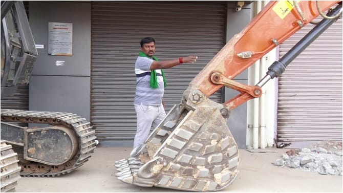 ಹೊಸ ಹಿಟಾಚಿ ಕೆಟ್ಟುಹೋಯ್ತೆಂದು ಶೋರೂಮ್​ಗೇ ಬೀಗ ಹಾಕಿದ ಗ್ರಾಹಕ!