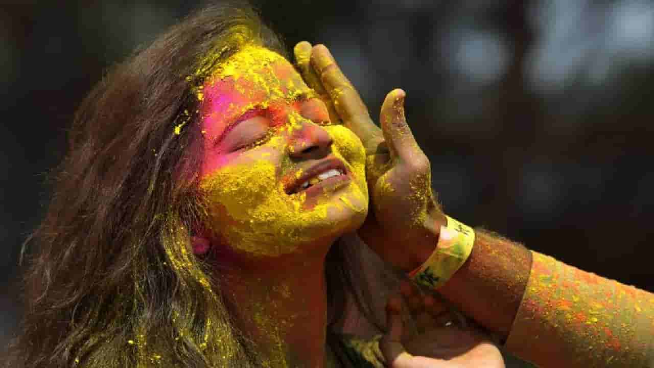 Holi 2026: ಮೈಮೇಲೆ ಅಂಟಿದ ಹೋಳಿ ಬಣ್ಣವನ್ನು ತೆಗೆದು ಹಾಕಲು ಈ ಸಲಹೆಯನ್ನು ಪಾಲಿಸಿ
