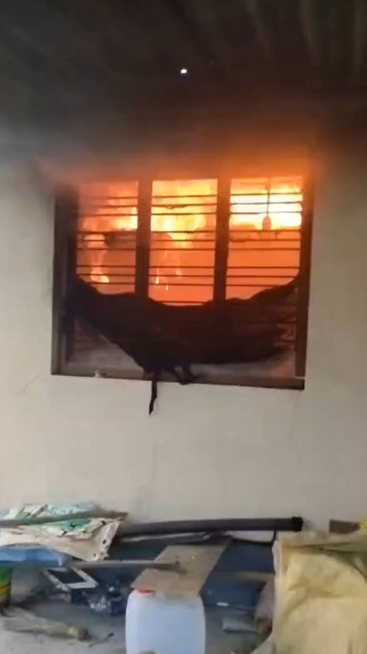 ಬೆಂಕಿ ದುರಂತ: ಸುಟ್ಟುಹೋದ ಮನೆ, ಲಕ್ಷಾಂತರ ರೂ ಬೆಂಕಿಗಾಹುತಿ