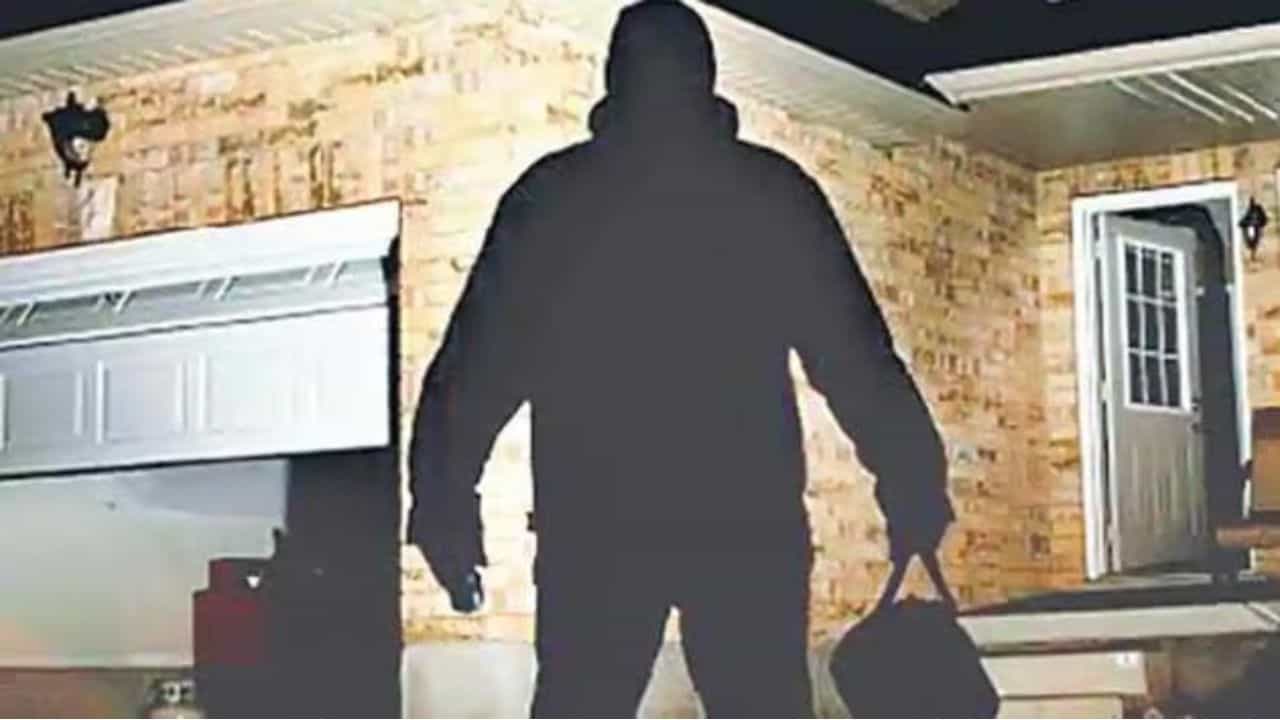 Bengaluru: ಬಾಡಿಗೆ ಮನೆ ಹುಡುಕಲು ಹೋದಾಗ ಕಳ್ಳತನ ನಡೆಸಿ ಸಿಕ್ಕಿಬಿದ್ದ ಫೋಟೋಗ್ರಾಫರ್ Bengaluru: ಬಾಡಿಗೆ ಮನೆ ಹುಡುಕಲು ಹೋದಾಗ ಕಳ್ಳತನ ನಡೆಸಿ ಸಿಕ್ಕಿಬಿದ್ದ ಫೋಟೋಗ್ರಾಫರ್