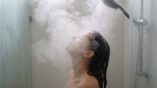 ಬಿಸಿ ನೀರಿನಲ್ಲಿ ಸ್ನಾನ ಮಾಡುವುದರಿಂದ ಏನಾಗುತ್ತೆ ಗೊತ್ತಾ?