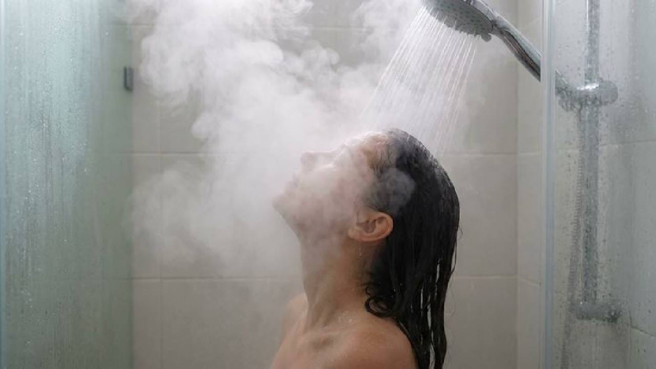 ಬಿಸಿ ನೀರಿನಲ್ಲಿ ಸ್ನಾನ ಮಾಡುವುದರಿಂದ ಏನಾಗುತ್ತೆ ಗೊತ್ತಾ? ಬಿಸಿ ನೀರಿನಲ್ಲಿ ಸ್ನಾನ ಮಾಡುವುದರಿಂದ ಏನಾಗುತ್ತೆ ಗೊತ್ತಾ?