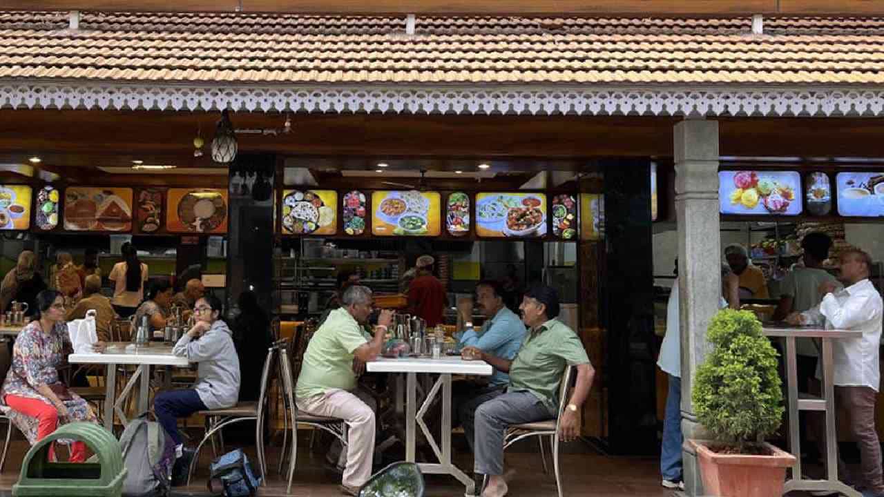 ಇನ್ಮುಂದೆ ಹೋಟೆಲ್ಗಳಲ್ಲಿ ಟೀ, ಕಾಫಿ ಹೀರುತ್ತಾ ಟೈಮ್ ಪಾಸ್ ಮಾಡಿದ್ರೆ ಬೀಳುತ್ತೆ ದಂಡ ಇನ್ಮುಂದೆ ಹೋಟೆಲ್ಗಳಲ್ಲಿ ಟೀ, ಕಾಫಿ ಹೀರುತ್ತಾ ಟೈಮ್ ಪಾಸ್ ಮಾಡಿದ್ರೆ ಬೀಳುತ್ತೆ ದಂಡ