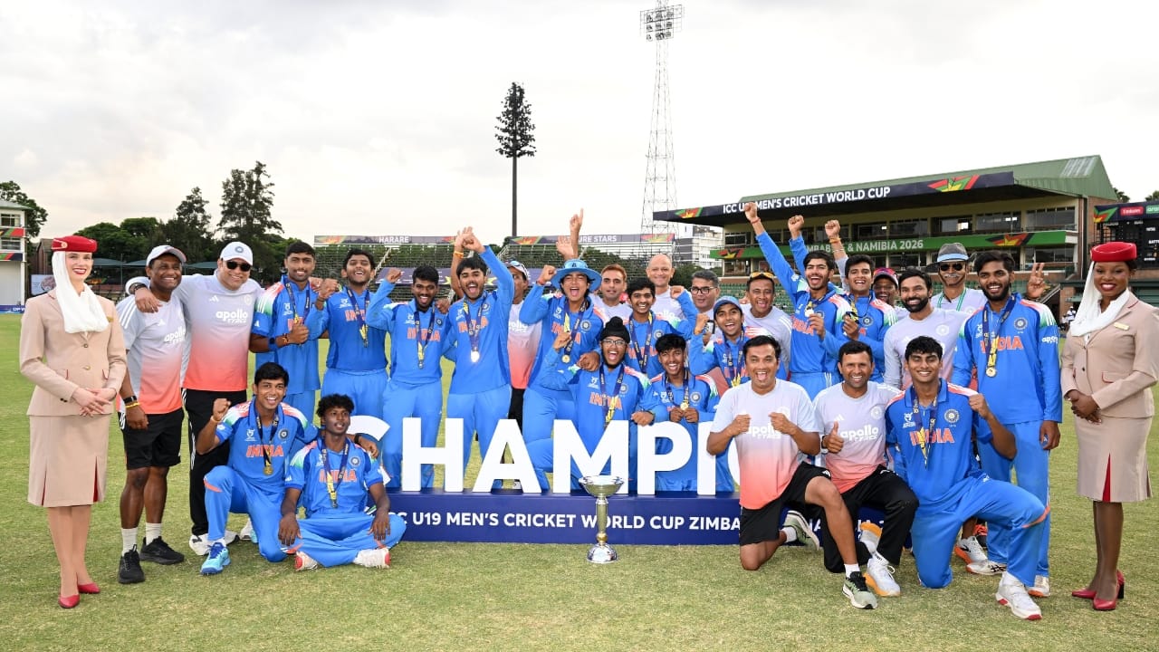 ಇಂಗ್ಲೆಂಡ್‌ ತಂಡವನ್ನು ಮಣಿಸಿ 6ನೇ ಬಾರಿಗೆ ಟ್ರೋಫಿ ಎತ್ತಿಹಿಡಿದಿದ್ದ ಭಾರತ ಯುವ ಪಡೆಗೆ ಬಿಸಿಸಿಐ 7.5 ಕೋಟಿ ರೂ. ನಗದು ಬಹುಮಾನ ಘೋಷಿಸಿದೆ. ಈ ಬಹುಮಾನದ ಮೊತ್ತವನ್ನು ಈ ಪಂದ್ಯಾವಳಿಯಲ್ಲಿ ತಂಡದ ಭಾಗವಾಗಿದ್ದ ಆಟಗಾರರು, ಕೋಚಿಂಗ್ ಸಿಬ್ಬಂದಿಗಳಿಗೆ ಹಂಚಲಾಗುವುದು. ಬಿಸಿಸಿಐ ಈ ರೀತಿ ಬಹುಮಾನ ಘೋಷಿಸಿರುವುದು ಇದೇ ಮೊದಲಲ್ಲ.