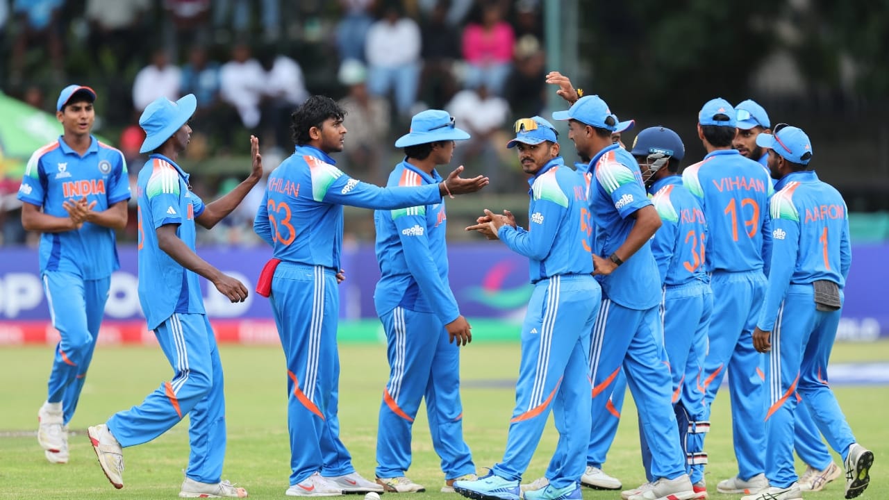 ನಿನ್ನೆ ನಡೆದ ಫೈನಲ್ ಪಂದ್ಯದಲ್ಲಿ ಮೊದಲು ಬ್ಯಾಟಿಂಗ್‌ ಮಾಡಿದ ಭಾರತ ತಂಡ ದಾಖಲೆಯ 311 ರನ್ ಕಲೆಹಾಕಿತು. ಈ ಗುರಿ ಬೆನ್ನಟ್ಟಿದ ಇಂಗ್ಲೆಂಡ್ 311 ರನ್​ಗಳಿಗೆ ಆಲೌಟ್ ಆಗಿ 100 ರನ್​ಗಳಿಂದ ಸೋಲೊಪ್ಪಿಕೊಂಡಿತು. ಹೀಗಾಗಿ ಚಾಂಪಿಯನ್ ಭಾರತಕ್ಕೆ ಐಸಿಸಿ ಕಡೆಯಿಂದ ಟ್ರೋಫಿ ಹಾಗೂ ಪದಕ ಸಿಕ್ಕಿತ್ತು. ಆದರೆ ನಗದು ರೂಪದಲ್ಲಿ ಯಾವುದೇ ಬಹುಮಾನ ಸಿಕ್ಕಿರಲಿಲ್ಲ.