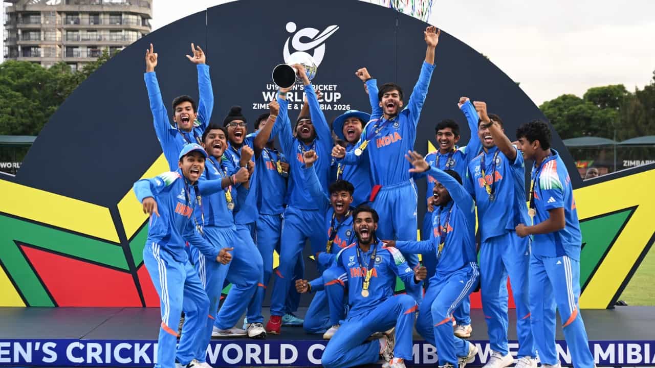 ಹರಾರೆಯಲ್ಲಿ ನಡೆದ 19 ವರ್ಷದೊಳಗಿನವರ ವಿಶ್ವಕಪ್ನಲ್ಲಿ ಇಂಗ್ಲೆಂಡ್ ತಂಡವನ್ನು ಮಣಸಿದ ಭಾರತ ಯುವ ಪಡೆ ದಾಖಲೆಯ 6ನೇ ಬಾರಿಗೆ ಟ್ರೋಫಿಯನ್ನು ಎತ್ತಿಹಿಡಿದಿತ್ತು. ಆಯುಷ್ ಮ್ಹಾತ್ರೆ ತಂಡದ ಈ ಸಾಧನೆಗೆ ಎಲ್ಲೆಡೆ ಪ್ರಶಂಸೆ ವ್ಯಕ್ತವಾಗಿತ್ತು. ವಿಶ್ವ ಕ್ರಿಕೆಟ್ ಮುಂದೆ ಭಾರತದ ಕೀರ್ತಿ ಪತಾಕೆಯನ್ನು ಮತ್ತೊಮ್ಮೆ ಹಾರಿಸಿದ ಯುವ ಟೀಂ ಇಂಡಿಯಾಕ್ಕೆ ಬಿಸಿಸಿಐ ಭರ್ಜರಿ ಬಹುಮಾನ ಘೋಷಿಸಿದೆ.