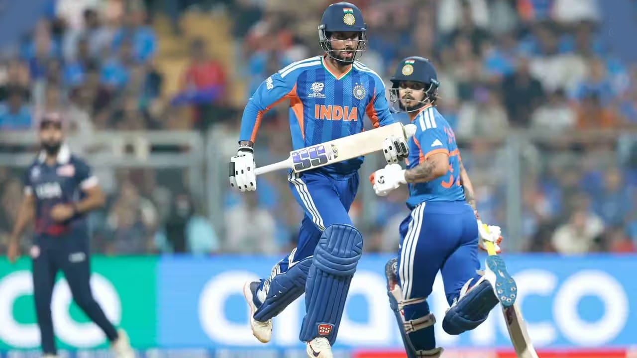 ಈ ಪಂದ್ಯದಲ್ಲಿ ಟಾಸ್ ಗೆದ್ದ ಅಮೆರಿಕ ತಂಡದ ನಾಯಕ ಮೊನಾಂಕ್ ಪಟೇಲ್ ಬೌಲಿಂಗ್ ಆಯ್ದುಕೊಂಡಿದ್ದರು. ಅದರಂತೆ ಮೊದಲು ಬ್ಯಾಟ್ ಮಾಡಿದ ಟೀಮ್ ಇಂಡಿಯಾ ಪವರ್ ಪ್ಲೇನಲ್ಲಿ ಕಲೆಹಾಕಿದ್ದು ಕೇವಲ 46 ರನ್ ಗಳು ಮಾತ್ರ.