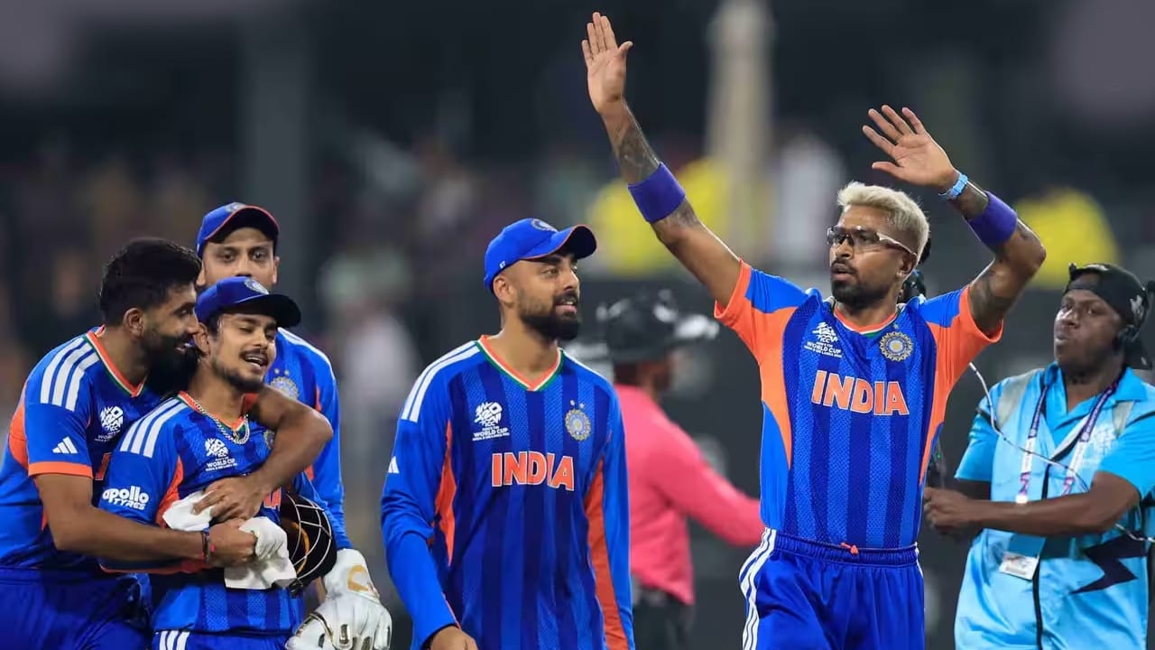 ಈ ಭರ್ಜರಿ ಗೆಲುವಿನೊಂದಿಗೆ ಟೀಮ್ ಇಂಡಿಯಾ ಟಿ20 ವಿಶ್ವಕಪ್ನಲ್ಲಿ ಹೊಸ ಇತಿಹಾಸ ನಿರ್ಮಿಸಿದೆ. ಅದು ಕೂಡ 8 ಗೆಲುವುಗಳೊಂದಿಗೆ ಎಂಬುದು ವಿಶೇಷ. ಅಂದರೆ ಟಿ20 ವಿಶ್ವಕಪ್ ಇತಿಹಾಸದಲ್ಲಿ ಒಂದೇ ತಂಡದ ವಿರುದ್ಧ ಅತ್ಯಧಿಕ ಗೆಲುವು ದಾಖಲಿಸಿದ ವಿಶ್ವ ದಾಖಲೆಯೊಂದು ಟೀಮ್ ಇಂಡಿಯಾ ಪಾಲಾಗಿದೆ.