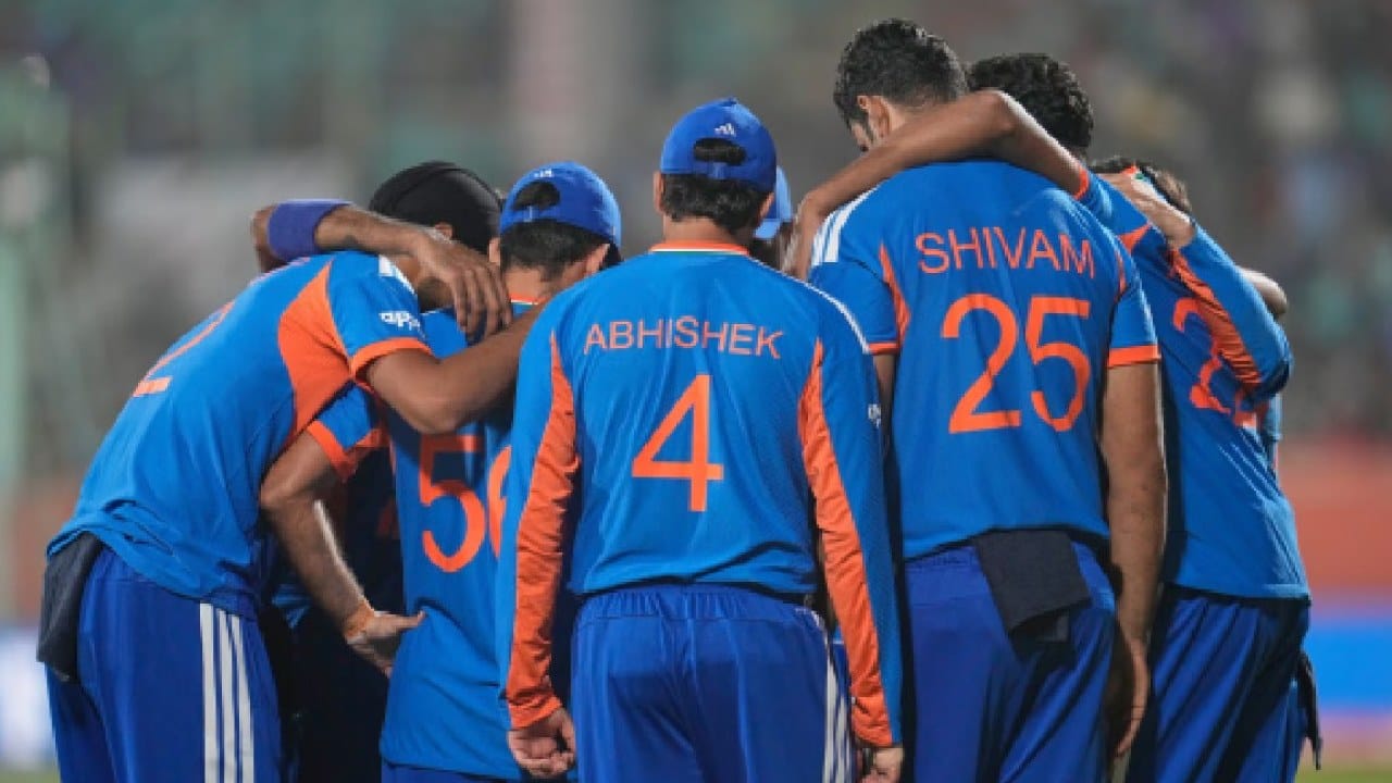 ಭಾರತ: ಈ ಬಾರಿಯ ಟಿ20 ವಿಶ್ವಕಪ್​ನಲ್ಲಿ ಗ್ರೂಪ್-ಎ ನಲ್ಲಿ ಕಣಕ್ಕಿಳಿದಿರುವ ಟೀಮ್ ಇಂಡಿಯಾ ಆಡಿರುವ ಮೂರು ಮ್ಯಾಚ್​ಗಳಲ್ಲೂ ಜಯ ಸಾಧಿಸಿದೆ. ಯುಎಸ್​ಎ, ನಮೀಬಿಯ ಹಾಗೂ ಪಾಕಿಸ್ತಾನ್ ವಿರುದ್ಧ ಗೆದ್ದಿರುವ ಭಾರತ ಒಟ್ಟು 6 ಅಂಕಗಳೊಂದಿಗೆ ಸೂಪರ್-8 ಹಂತಕ್ಕೇರುವಲ್ಲಿ ಯಶಸ್ವಿಯಾಗಿದೆ.