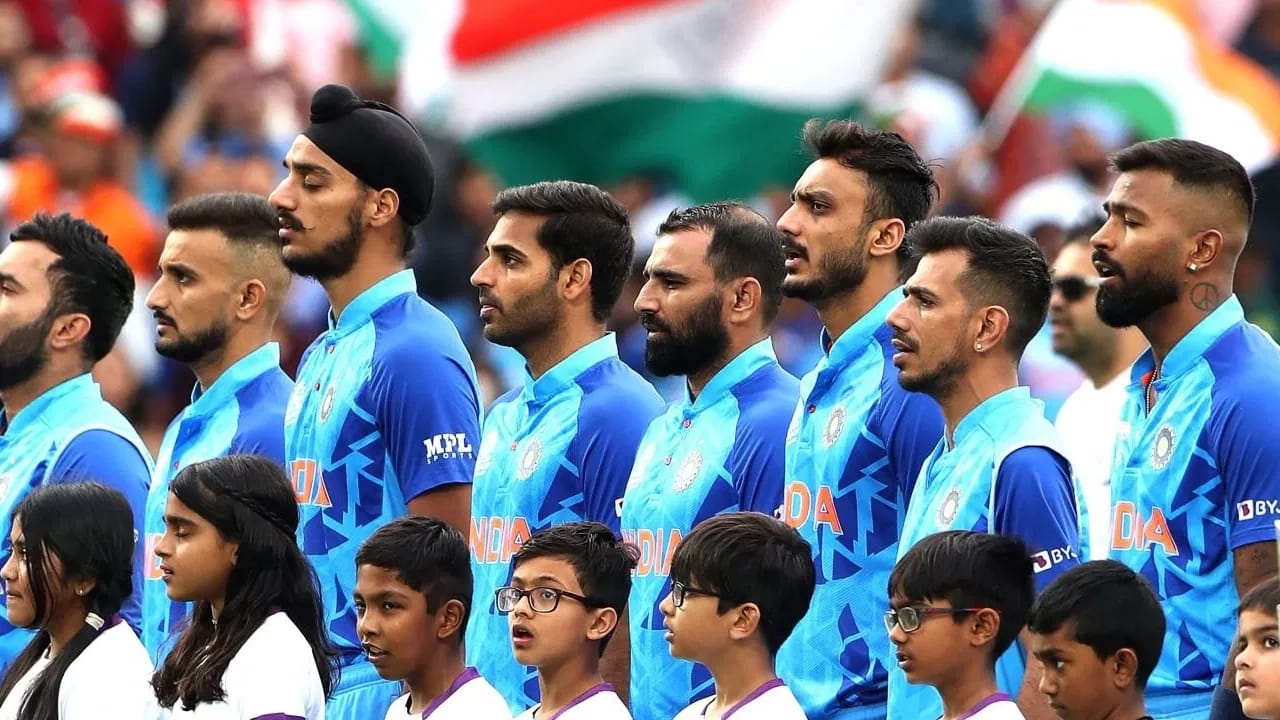 ಭಾರತ: ಟಿ20 ವಿಶ್ವಕಪ್​ನ ಹಾಲಿ ಚಾಂಪಿಯನ್ ಟೀಮ್ ಇಂಡಿಯಾ ಕೂಡ ಮುಂಬರುವ ಟಿ20 ವಿಶ್ವಕಪ್​ನಲ್ಲಿ ಕಣಕ್ಕಿಳಿಯಲಿದೆ. ಸೂಪರ್-8 ಸುತ್ತಿಗೆ ಪ್ರವೇಶಿಸಿರುವ ಭಾರತ ತಂಡವು ಆಸ್ಟ್ರೇಲಿಯಾ ಮತ್ತು ನ್ಯೂಝಿಲೆಂಡ್ ಆಯೋಜಿಸಲಿರುವ ಟಿ20 ವಿಶ್ವಕಪ್​ಗೆ ನೇರವಾಗಿ ಆಯ್ಕೆಯಾಗಿದೆ.