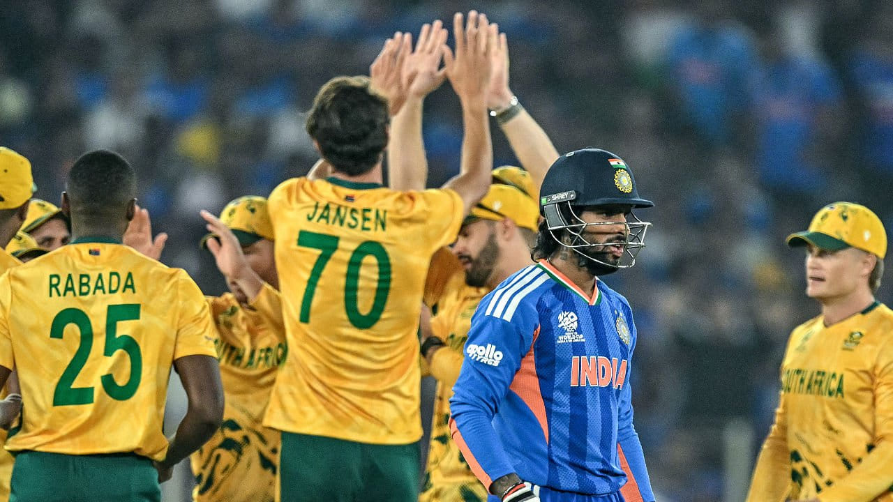 ಈ ಮೂಲಕ ಭಾರತ ತಂಡವು 76 ರನ್​ಗಳಿಂದ ಸೋಲೊಪ್ಪಿಕೊಂಡಿದೆ. ಇದು ಟಿ20 ವಿಶ್ವಕಪ್ ಇತಿಹಾಸದಲ್ಲೇ ಟೀಮ್ ಇಂಡಿಯಾದ ಅತ್ಯಂತ ಹೀನಾಯ ಸೋಲು ಎಂಬುದು ವಿಶೇಷ. ಅಂದರೆ ಟಿ20 ವಿಶ್ವಕಪ್​ನಲ್ಲಿ ಭಾರತ ತಂಡವು ಒಮ್ಮೆಯೂ 50 ಕ್ಕಿಂತ ಅಧಿಕ ರನ್​ಗಳಿಂದ ಸೋತಿರಲಿಲ್ಲ.