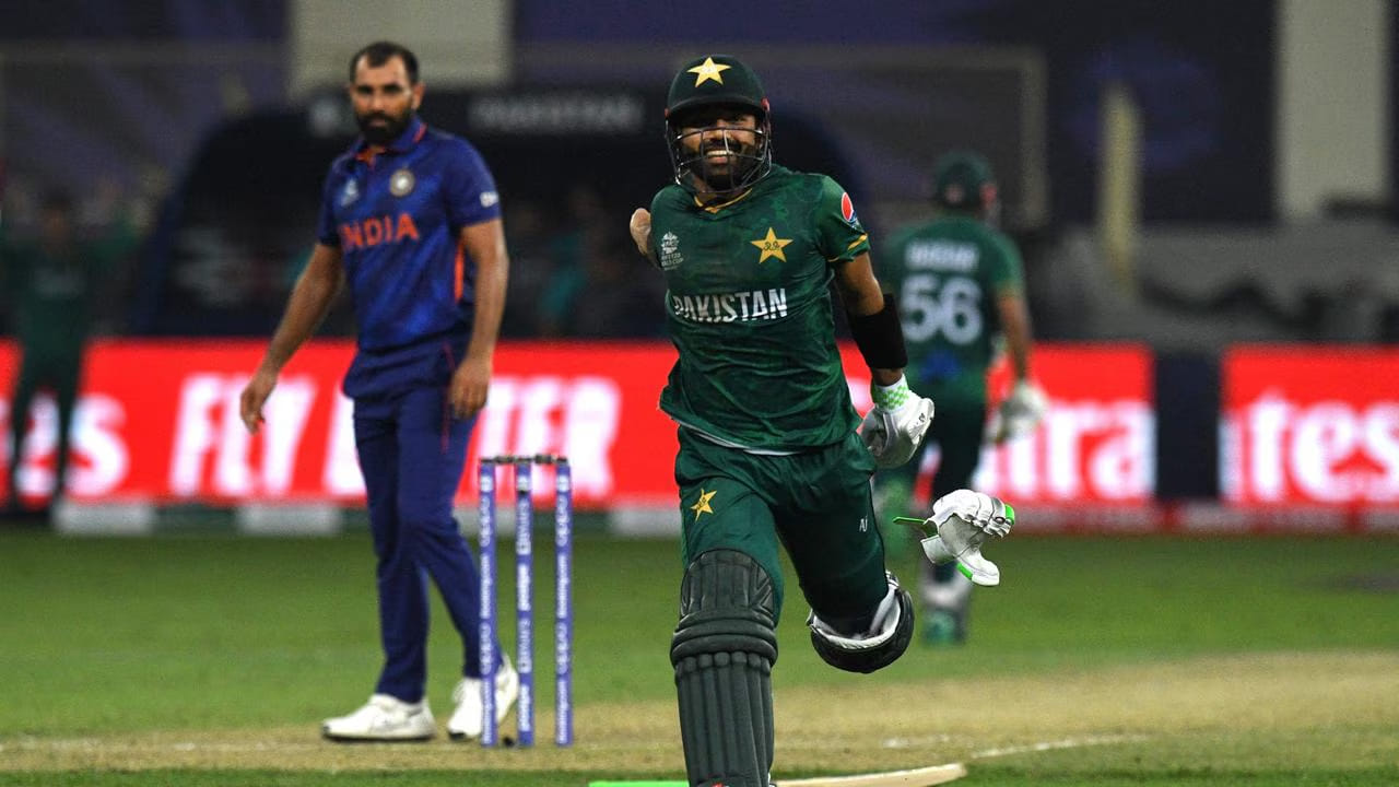 ಭಾರತ ಮತ್ತು ಪಾಕಿಸ್ತಾನ ಇಲ್ಲಿಯವರೆಗೆ 8 ಪಂದ್ಯಗಳಲ್ಲಿ ಪರಸ್ಪರ ಮುಖಾಮುಖಿಯಾಗಿವೆ. ಇದರಲ್ಲಿ ಭಾರತ 7 ಪಂದ್ಯಗಳನ್ನು ಗೆದ್ದಿದ್ದರೆ, ಪಾಕಿಸ್ತಾನ ಒಂದು ಪಂದ್ಯವನ್ನು ಗೆಲ್ಲುವಲ್ಲಿ ಯಶಸ್ವಿಯಾಗಿದೆ. ಇದರಲ್ಲಿ, ಟಿ20 ವಿಶ್ವಕಪ್ ಇತಿಹಾಸದಲ್ಲಿ ಪಾಕಿಸ್ತಾನ ಭಾರತವನ್ನು ಒಮ್ಮೆ ಮಾತ್ರ ಸೋಲಿಸಿದೆ. ಆ ಪಂದ್ಯ ಯಾವಾಗ ಮತ್ತು ಎಲ್ಲಿ ನಡೆಯಿತು ಎಂಬುದರ ವಿವರ ಇಲ್ಲಿದೆ.