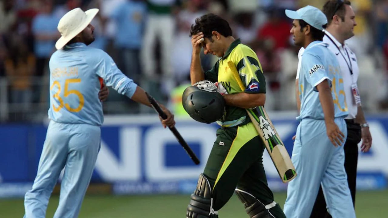 2007 ರಲ್ಲಿ ನಡೆದ ಉದ್ಘಾಟನಾ ಟಿ20 ವಿಶ್ವಕಪ್‌ನಲ್ಲಿ ಭಾರತ ಮತ್ತು ಪಾಕಿಸ್ತಾನ ಎರಡು ಬಾರಿ ಮುಖಾಮುಖಿಯಾಗಿದ್ದವು. ಭಾರತ ತಂಡವು ಮೊದಲ ಲೀಗ್ ಹಂತದ ಪಂದ್ಯವನ್ನು ಬೌಲ್-ಔಟ್ ಮೂಲಕ ಗೆದ್ದಿತು. ಫೈನಲ್​ನಲ್ಲಿಯೂ ಭಾರತ ಮತ್ತು ಪಾಕಿಸ್ತಾನ ಮತ್ತೆ ಮುಖಾಮುಖಿಯಾಗಿದ್ದವು. ಇದರಲ್ಲಿ, ಎಂಎಸ್ ಧೋನಿ ನೇತೃತ್ವದ ಭಾರತ ತಂಡವು ಮಿಸ್ಬಾ-ಉಲ್-ಹಕ್ ನೇತೃತ್ವದ ಪಾಕಿಸ್ತಾನವನ್ನು ಸೋಲಿಸಿ ಚೊಚ್ಚಲ ಟಿ20 ವಿಶ್ವಕಪ್ ಅನ್ನು ಗೆದ್ದುಕೊಂಡಿತು.