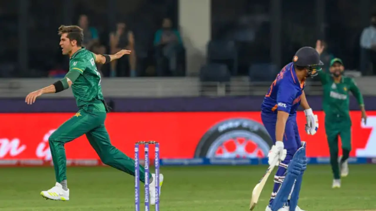 ದುಬೈ ಅಂತರಾಷ್ಟ್ರೀಯ ಕ್ರಿಕೆಟ್ ಕ್ರೀಡಾಂಗಣದಲ್ಲಿ ನಡೆದ ಈ ಪಂದ್ಯದಲ್ಲಿ ಟಾಸ್ ಸೋತು ಮೊದಲು ಬ್ಯಾಟಿಂಗ್‌ ಮಾಡಿದ ಟೀಂ ಇಂಡಿಯಾ 151 ರನ್ ಕಲೆಹಾಕಿತು. ತಂಡದ ಪರ ಕೆಎಲ್ ರಾಹುಲ್ ಮತ್ತು ರೋಹಿತ್ ಶರ್ಮಾ ಆರಂಭಿಕರಾಗಿ ಕಣಕ್ಕಿಳಿದಿದ್ದರು. ಆದರೆ ಮೊದಲ ಓವರ್‌ನ 4 ನೇ ಎಸೆತದಲ್ಲಿ ಯಾವುದೇ ರನ್ ಗಳಿಸದೆ ರೋಹಿತ್ ಶರ್ಮಾ ಔಟಾದರು.