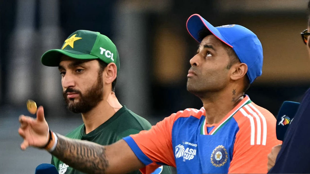 ಅದರಂತೆ ಫೆಬ್ರವರಿ 15 ರಂದು ಕೊಲಂಬೊದ ಆರ್​. ಪ್ರೇಮದಾಸ ಮೈದಾನದಲ್ಲಿ ಸೂರ್ಯಕುಮಾರ್ ಯಾದವ್ ಕಾಣಿಸಿಕೊಳ್ಳುವುದು ಖಚಿತ. ಅತ್ತ ಪಾಕ್ ತಂಡದ ನಾಯಕ ಸಲ್ಮಾನ್ ಅಲಿ ಅಘಾ ಟಾಸ್​ಗೆ ಆಗಮಿಸದೇ ಇದ್ದರೆ ವಾಕ್ ಓವರ್​ನೊಂದಿಗೆ ಟೀಮ್ ಇಂಡಿಯಾ 2 ಅಂಕಗಳನ್ನು ಪಡೆಯಲಿದೆ.