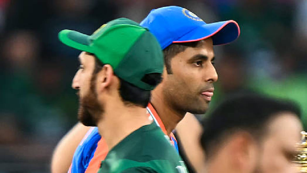 ಭಾರತವು ಪಂದ್ಯದ ದಿನದ ಎಲ್ಲಾ ಶಿಷ್ಟಾಚಾರಗಳನ್ನು ಅನುಸರಿಸಿದರೆ ಮತ್ತು ಪಾಕಿಸ್ತಾನ ಹಾಜರಾಗದಿದ್ದರೆ ಮಾತ್ರ ಪಂದ್ಯದ ರೆಫರಿ ಭಾರತಕ್ಕೆ ಔಪಚಾರಿಕವಾಗಿ ವಾಕ್‌ಓವರ್ ನೀಡುತ್ತಾರೆ. ಇದರಿಂದ ಟಾಸ್​ಗೆ ಆಗಮಿಸಿದ ತಂಡಕ್ಕೆ ಸಂಪೂರ್ಣ 2 ಅಂಕಗಳು ಸಿಗಲಿದೆ. ಹೀಗಾಗಿ ಪಾಕಿಸ್ತಾನ್ ಕಣಕ್ಕಿಳಿಯದಿದ್ದರೂ ಸೂರ್ಯಕುಮಾರ್ ಯಾದವ್ ಮೈದಾನಕ್ಕಿಳಿಯಲೇಬೇಕು.