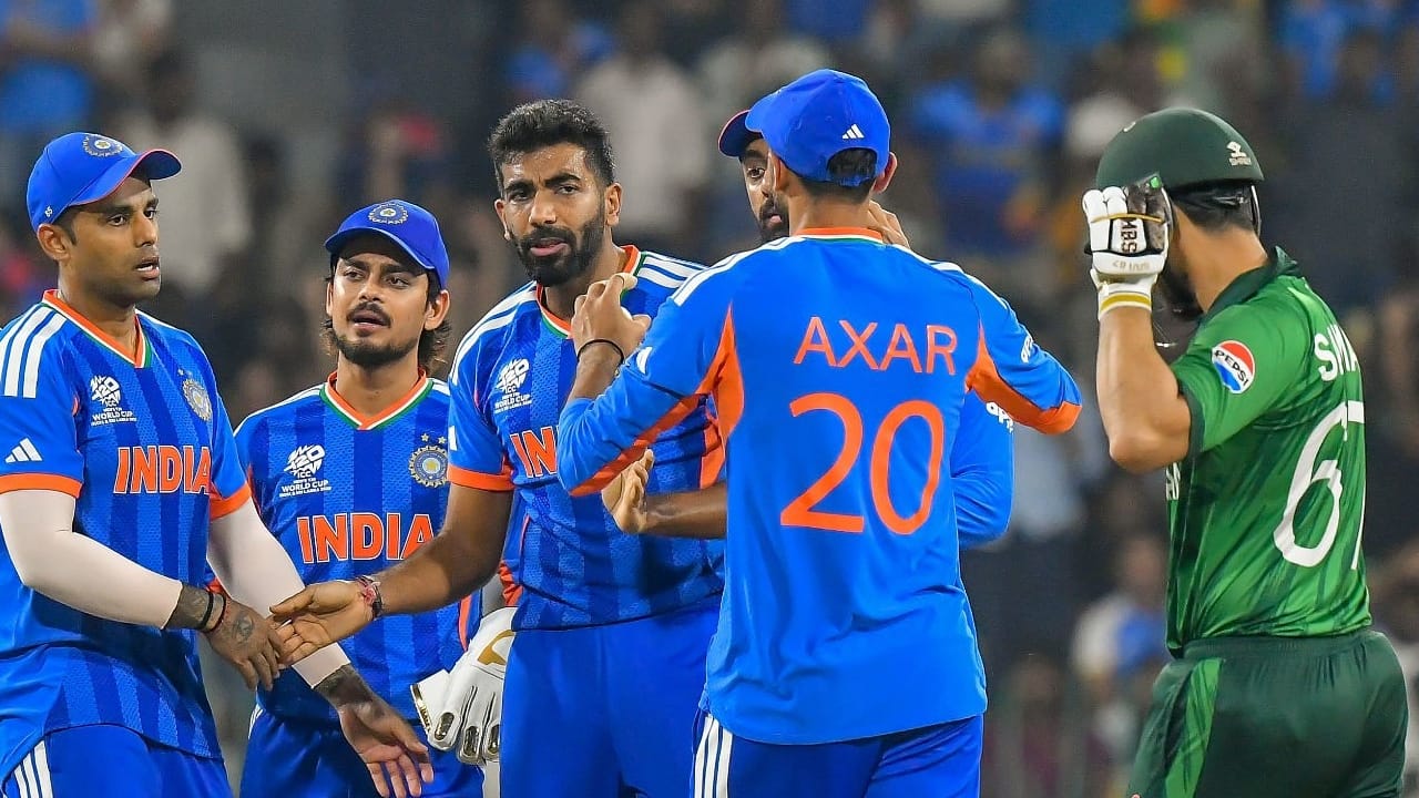 ಈ ಗುರಿಯನ್ನು ಬೆನ್ನತ್ತಿದ ಪಾಕಿಸ್ತಾನ್ ತಂಡವು ಪವರ್ಪ್ಲೇನಲ್ಲೇ 4 ವಿಕೆಟ್ ಕಳೆದುಕೊಂಡಿದ್ದರು. ಈ ಆಘಾತದಿಂದ ಹೊರಬರುವ ಮುನ್ನವೇ ಟೀಮ್ ಇಂಡಿಯಾ ಪಾಕ್ ತಂಡವನ್ನು 18 ಓವರ್ಗಳಲ್ಲಿ 114 ರನ್ಗಳಿಗೆ ಆಲೌಟ್ ಮಾಡಿದರು. ಈ ಮೂಲಕ ಟೀಮ್ ಇಂಡಿಯಾ 61 ರನ್ಗಳ ಭರ್ಜರಿ ಜಯ ಸಾಧಿಸಿತು.