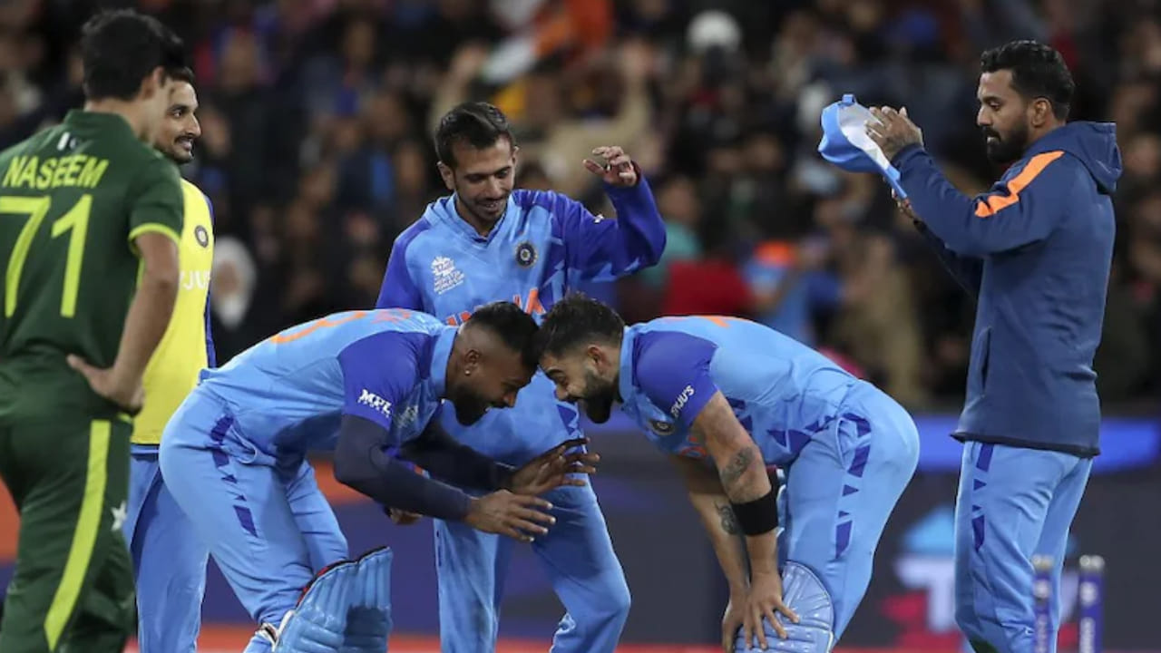 2021 ರಲ್ಲಿ ಪಾಕಿಸ್ತಾನದ ವಿರುದ್ಧ 10 ವಿಕೆಟ್​ಗಳಿಂದ ಸೋತಿದ್ದ ಭಾರತ ತಂಡ 2022 ರ ಟಿ20 ವಿಶ್ವಕಪ್​ನಲ್ಲಿ ಹಳೆಯ ಸೋಲಿಗೆ ಸೇಡು ತೀರಿಸಿಕೊಂಡಿತ್ತು. ಈ ಪಂದ್ಯದಲ್ಲಿ ಪಾಕಿಸ್ತಾನ ಮೊದಲು ಬ್ಯಾಟಿಂಗ್‌ ಮಾಡಿ 159 ರನ್ ಕಲೆಹಾಕಿತು. ಈ ಗುರಿ ಬೆನ್ನಟ್ಟಿದ ಭಾರತ 6 ವಿಕೆಟ್ ಕಳೆದುಕೊಂಡು ಕೊನೆಯ ಎಸೆತದಲ್ಲಿ ಗೆಲುವು ದಾಖಲಿಸಿತ್ತು.
