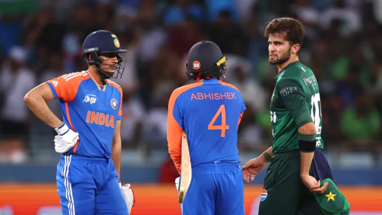 2026 ರ ಟಿ20 ವಿಶ್ವಕಪ್‌ನ ಬಹು ನಿರೀಕ್ಷಿತ ಪಂದ್ಯ ಭಾರತ ಮತ್ತು ಪಾಕಿಸ್ತಾನ ನಡುವೆ ಫೆಬ್ರವರಿ 15, 2026 ರಂದು ಕೊಲಂಬೊ ಕ್ರೀಡಾಂಗಣದಲ್ಲಿ ನಡೆಯಲಿದೆ. ಟಿ20 ವಿಶ್ವಕಪ್ ಕಣದಲ್ಲಿ ಉಭಯ ತಂಡಗಳು 9ನೇ ಬಾರಿಗೆ ಮುಖಾಮುಖಿಯಾಗಲಿವೆ. ಈ ಮುಖಾಮುಖಿಯಲ್ಲಿ ಭಾರತ ತಂಡವು ಪಾಕಿಸ್ತಾನ ಮೇಲೆ ಸಂಪೂರ್ಣವಾಗಿ ಪ್ರಾಬಲ್ಯ ಸಾಧಿಸಿದೆ. ಹಾಗಿದ್ದರೆ ಟಿ20 ವಿಶ್ವಕಪ್‌ನಲ್ಲಿ ಭಾರತ ಮತ್ತು ಪಾಕಿಸ್ತಾನ ನಡುವಿನ ಹೆಡ್ ಟು ಹೆಡ್ ದಾಖಲೆ ಹೇಗಿದೆ ಎಂಬುದನ್ನು ನೋಡುವುದಾದರೆ..