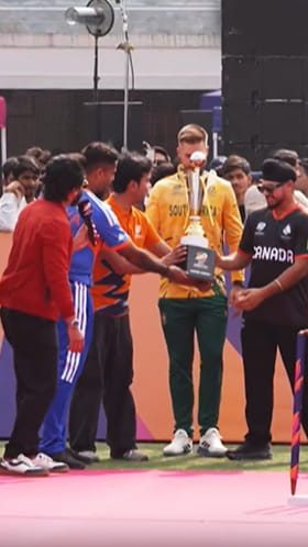 ಐಡೆನ್ ಮಾರ್ಕ್ರಾಮ್​ಗೆ ಟ್ರೋಫಿ ಹಸ್ತಾಂತರಿಸಿದ ಸೂರ್ಯಕುಮಾರ್ ಯಾದವ್