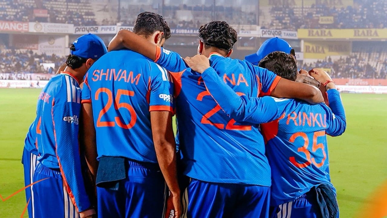 ಭಾರತ ಹಾಗೂ ಶ್ರೀಲಂಕಾದ ಆತಿಥ್ಯದಲ್ಲಿ ನಡೆಯಲಿರುವ 2026 ರ ಟಿ20 ವಿಶ್ವಕಪ್​ನಲ್ಲಿ ಹಾಲಿ ಚಾಂಪಿಯನ್ ಟೀಂ ಇಂಡಿಯಾ ಯುವ ಪಡೆಯನ್ನು ಕಟ್ಟಿಕೊಂಡು ಕಣಕ್ಕಿಳಿಯುತ್ತಿದೆ. ಫೆಬ್ರವರಿ 7 ರಂದು ಭಾರತ ಟಿ20 ವಿಶ್ವಕಪ್‌ನಲ್ಲಿ ತನ್ನ ಮೊದಲ ಪಂದ್ಯವನ್ನು ಆಡಲಿದೆ. ಈ ಪಂದ್ಯದಲ್ಲಿ ಅಮೆರಿಕವನ್ನು ಎದುರಿಸಲಿರುವ ಭಾರತದ ಪ್ಲೇಯಿಂಗ್ 11 ಹೇಗಿರಲಿದೆ ಎಂಬುದು ಈಗಾಗಲೇ ಖಚಿತವಾದಂತ್ತಾಗಿದೆ. ಆದಾಗ್ಯೂ ಈ ಪ್ಲೇಯಿಂಗ್​ 11 ನಲ್ಲಿ ಸ್ಥಾನ ಪಡೆಯುವ ಐದು ಆಟಗಾರರು ಟಿ20 ವಿಶ್ವಕಪ್‌ನಲ್ಲಿ ಮೊದಲ ಬಾರಿಗೆ ಆಡಲಿದ್ದಾರೆ.
