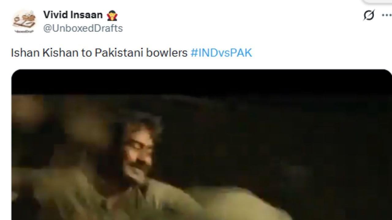 ಪಾಕಿಸ್ತಾನದ ಬ್ಯಾಟಿಂಗ್ ನೋಡಿ ನೆಟ್ಟಿಗರು "ಇವರಿಗೆ ಸರೆಂಡರ್ ಆಗುವುದೇ ಒಂದು ಅಭ್ಯಾಸವಾಗಿಬಿಟ್ಟಿದೆ" ಎಂದು ಕಾಲೆಳೆಯುತ್ತಿದ್ದಾರೆ. ಹಾರ್ದಿಕ್ ಪಾಂಡ್ಯ ಮತ್ತು ಜಸ್ಪ್ರೀತ್ ಬುಮ್ರಾ ಅವರ ಮಾರಕ ಬೌಲಿಂಗ್‌ಗೆ ಪಾಕ್ ಬ್ಯಾಟರ್‌ಗಳು ಪೆವಿಲಿಯನ್‌ಗೆ ಪರಾರಿಯಾಗುತ್ತಿದ್ದ ದೃಶ್ಯಗಳನ್ನು 'ವಾಕಿಂಗ್ ಇನ್ ಮರೀನ್ ಡ್ರೈವ್' (ಮರೀನ್ ಡ್ರೈವ್‌ನಲ್ಲಿ ವಾಕಿಂಗ್ ಹೋದಂತೆ ಬಂದು ಹೋಗುತ್ತಿದ್ದಾರೆ) ಎಂದು ವ್ಯಂಗ್ಯವಾಡಲಾಗಿದೆ. 
