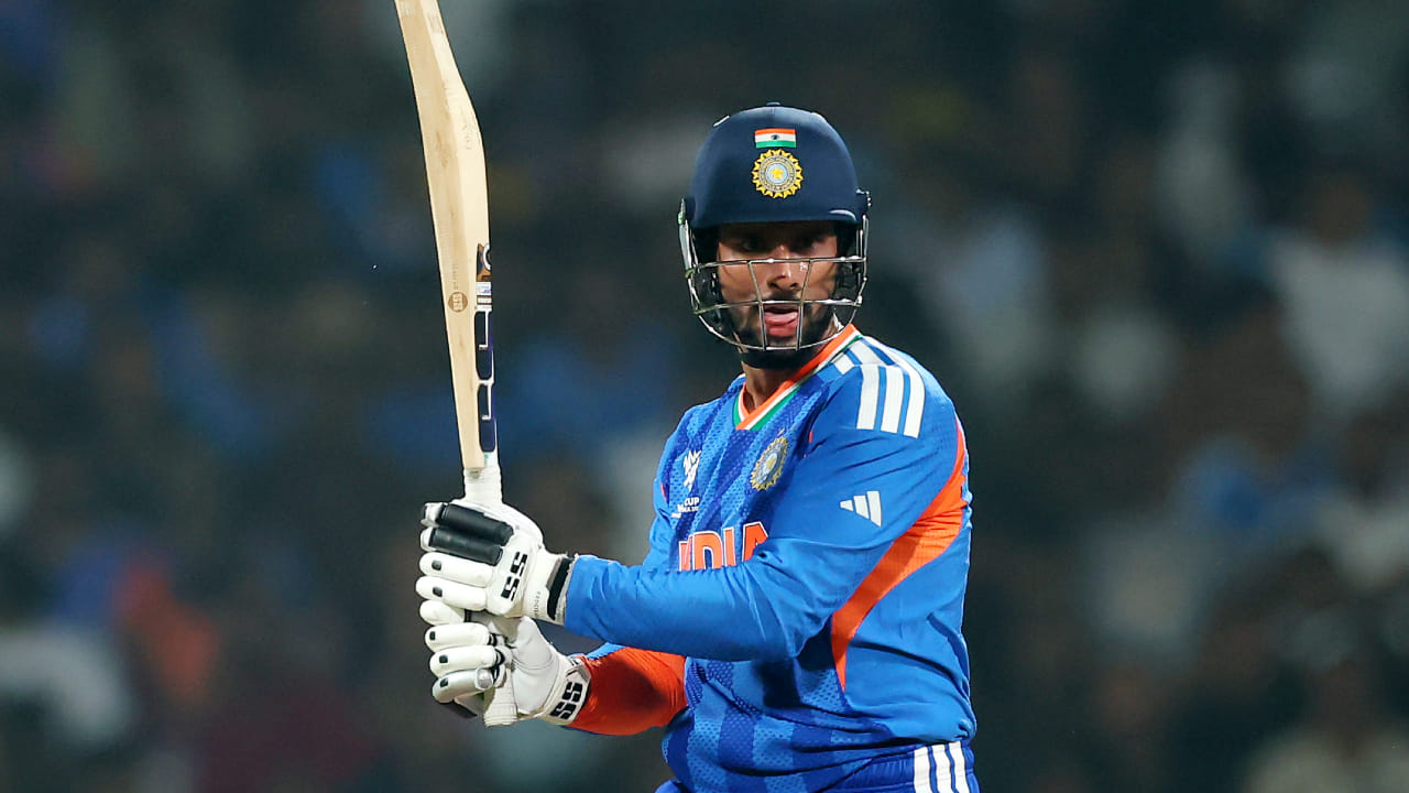 2026 ರ ಟಿ20 ವಿಶ್ವಕಪ್​ ಆರಂಭಕ್ಕೂ ಮುನ್ನ ನವಿ ಮುಂಬೈನ ಡಿವೈ ಸ್ಟೇಡಿಯಂ ಸ್ಪೋರ್ಟ್ಸ್ ಅಕಾಡೆಮಿಯಲ್ಲಿ ಭಾರತ ಹಾಗೂ ದಕ್ಷಿಣ ಆಪ್ರಿಕಾ ತಂಡಗಳು ಅಭ್ಯಾಸ ಪಂದ್ಯವನ್ನಾಡಿದವು. ಈ ಪಂದ್ಯದಲ್ಲಿ ಮೊದಲು ಬ್ಯಾಟಿಂಗ್‌ ಮಾಡಿದ ಟೀಂ ಇಂಡಿಯಾ ಬರೋಬ್ಬರಿ 241 ರನ್ ಕಲೆಹಾಕಿತು. ತಂಡದ ಪರ ಆಡಿದ ಎಲ್ಲಾ ಬ್ಯಾಟ್ಸ್‌ಮನ್​ಗಳು ಸಿಡಿಲಬ್ಬರದ ಬ್ಯಾಟಿಂಗ್ ಪ್ರದರ್ಶಿಸಿದರು.