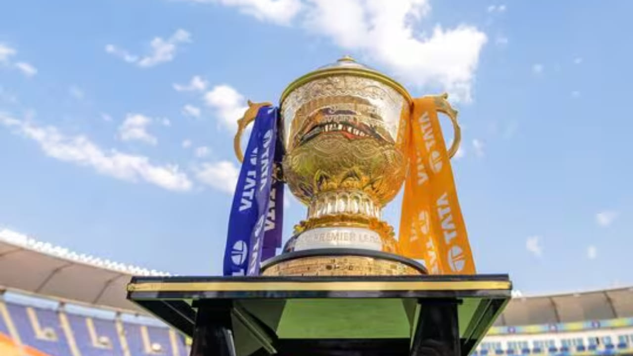 ದೇಶದ ಮೂರು ಪ್ರಮುಖ ರಾಜ್ಯಗಳಲ್ಲಿ ವಿಧಾನಸಭಾ ಚುನಾವಣೆಗಳು ನಡೆಯಲಿರುವ ಕಾರಣ, ಈ ಬಾರಿ ಐಪಿಎಲ್ ವೇಳಾಪಟ್ಟಿಯನ್ನು ಎರಡು ಹಂತಗಳಲ್ಲಿ ಬಿಡುಗಡೆ ಮಾಡುವ ಸಾಧ್ಯತೆಯಿದೆ. 19 ನೇ ಸೀಸನ್ ಐಪಿಎಲ್ ಮಾರ್ಚ್ 26 ರಿಂದ ಮೇ 31 ರವರೆಗೆ ನಡೆಯುವ ಸಾಧ್ಯತೆಯಿದ್ದರೂ, ಚುನಾವಣಾ ದಿನಾಂಕಗಳನ್ನು ಅವಲಂಬಿಸಿ ಸ್ಥಳಗಳನ್ನು ಬದಲಾಯಿಸಲು ಮಂಡಳಿ ಯೋಜಿಸುತ್ತಿದೆ.
