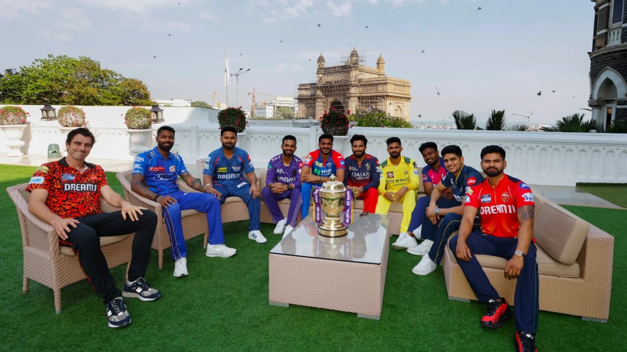 ಅದಕ್ಕಾಗಿಯೇ ಬಿಸಿಸಿಐ ಐಪಿಎಲ್ ಪಂದ್ಯಗಳ ಮೊದಲ ಹಂತವನ್ನು ಚುನಾವಣೆಗಳಿಲ್ಲದ ರಾಜ್ಯಗಳಲ್ಲಿ ನಡೆಸಲು ಯೋಜಿಸುತ್ತಿದೆ ಮತ್ತು ನಂತರ ಪರಿಸ್ಥಿತಿಗೆ ಅನುಗುಣವಾಗಿ ಎರಡನೇ ಹಂತವನ್ನು ನಿಗದಿಪಡಿಸುತ್ತಿದೆ. ವೇಳಾಪಟ್ಟಿ ಯಾವಾಗ ಬಿಡುಗಡೆಯಾಗುತ್ತದೆ ಎಂಬುದರ ಬಗ್ಗೆಯೂ ಸ್ಪಷ್ಟತೆ ಇದೆ. ಮೊದಲ ಹಂತದ 20-25 ಪಂದ್ಯಗಳ ವೇಳಾಪಟ್ಟಿಯನ್ನು ಫೆಬ್ರವರಿ ಅಂತ್ಯದ ವೇಳೆಗೆ ಪ್ರಕಟಿಸುವ ಸಾಧ್ಯತೆಯಿದೆ. 