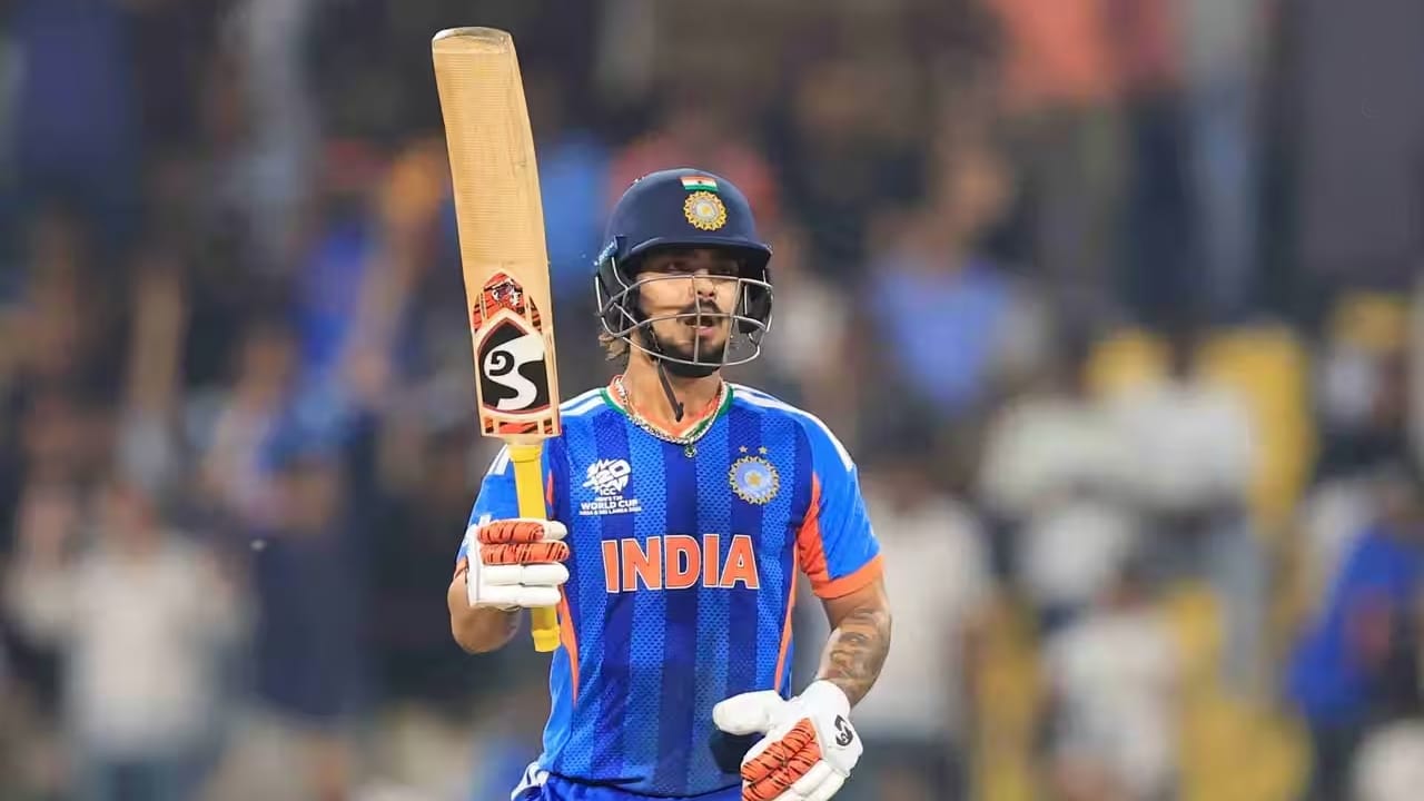 ಅದರಂತೆ ಮೊದಲು ಬ್ಯಾಟ್ ಮಾಡಿದ ಟೀಮ್ ಇಂಡಿಯಾಗೆ ಇಶಾನ್ ಕಿಶನ್ (77) ಸ್ಫೋಟಕ ಆರಂಭ ಒದಗಿಸಿದ್ದರು. ಈ ಭರ್ಜರಿ ಆರಂಭದ ನೆರವಿನೊಂದಿಗೆ ಭಾರತ ತಂಡವು 20 ಓವರ್ಗಳಲ್ಲಿ 7 ವಿಕೆಟ್ ಕಳೆದುಕೊಂಡು 175 ರನ್ ಕಲೆಹಾಕಿತು. ಈ ಮೂಲಕ ಪಾಕ್ ಪಡೆಗೆ 176 ರನ್ಗಳ ಕಠಿಣ ಗುರಿ ನೀಡಿದ್ದರು.