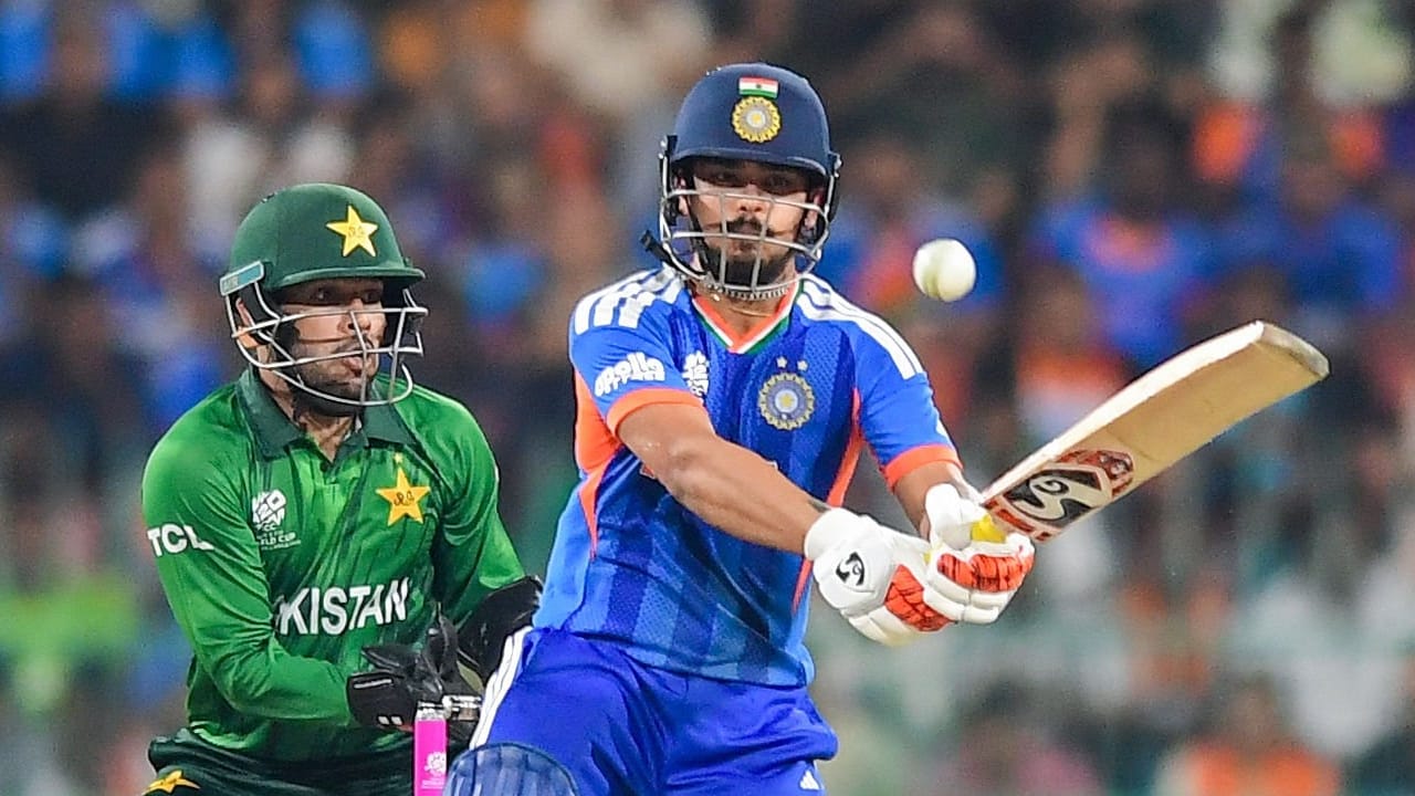 ಈ ಪಂದ್ಯದಲ್ಲಿ ಮೊದಲು ಬ್ಯಾಟ್ ಮಾಡಿದ ಟೀಮ್ ಇಂಡಿಯಾ ಉತ್ತಮ ಆರಂಭ ಪಡೆದಿರಲಿಲ್ಲ. ಆರಂಭಿಕ ದಾಂಡಿಗ ಅಭಿಷೇಕ್ ಶರ್ಮಾ (0) ಶೂನ್ಯಕ್ಕೆ ವಿಕೆಟ್ ಒಪ್ಪಿಸಿದ್ದರು. ಇದಾಗ್ಯೂ ಮತ್ತೊಂದೆಡೆ ಇಶಾನ್ ಕಿಶನ್ ಆರ್ಭಟಿಸಿದ್ದರು. ಪರಿಣಾಮ ಪವರ್​​ಪ್ಲೇನಲ್ಲೇ ರನ್​ಗಳ ಸುರಿಮಳೆಯಾಯಿತು.