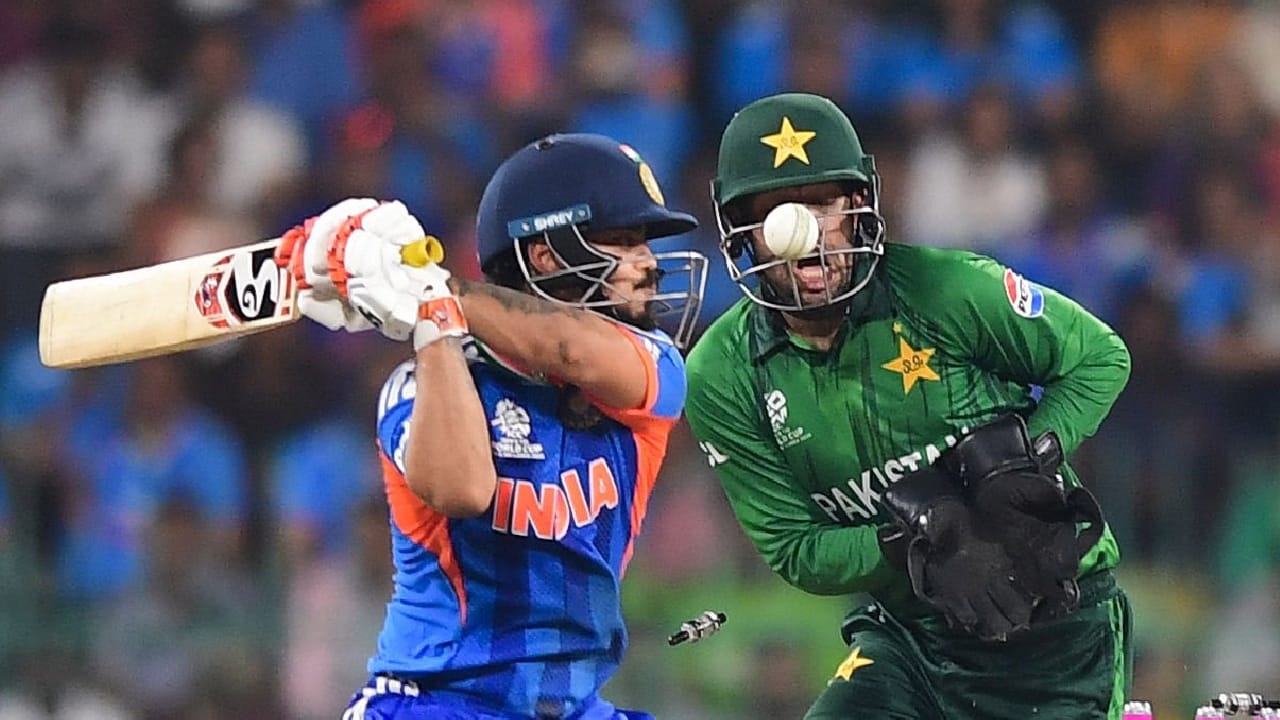 ಇಶಾನ್ ಕಿಶನ್​ರ ಈ ಅಬ್ಬರದೊಂದಿಗೆ ಟೀಮ್ ಇಂಡಿಯಾ ಪವರ್​ಪ್ಲೇನಲ್ಲಿ 52 ರನ್​ಗಳಿಸಲು ಸಾಧ್ಯವಾಯಿತು. ವಿಶೇಷ ಎಂದರೆ ಈ 52 ರನ್​ಗಳಲ್ಲಿ 42 ರನ್​ ಚಚ್ಚಿದ್ದು ಇಶಾನ್. ಈ ಮೂಲಕ ಪಾಕಿಸ್ತಾನ್ ವಿರುದ್ಧ ಪವರ್​ಪ್ಲೇನಲ್ಲಿ ಅತ್ಯಧಿಕ ರನ್​ ಚಚ್ಚಿದ ಭಾರತೀಯ ಬ್ಯಾಟರ್ ಎಂಬ ಹೆಗ್ಗಳಿಕೆಯನ್ನು ಇಶಾನ್ ಕಿಶನ್ ತಮ್ಮದಾಗಿಸಿಕೊಂಡರು.