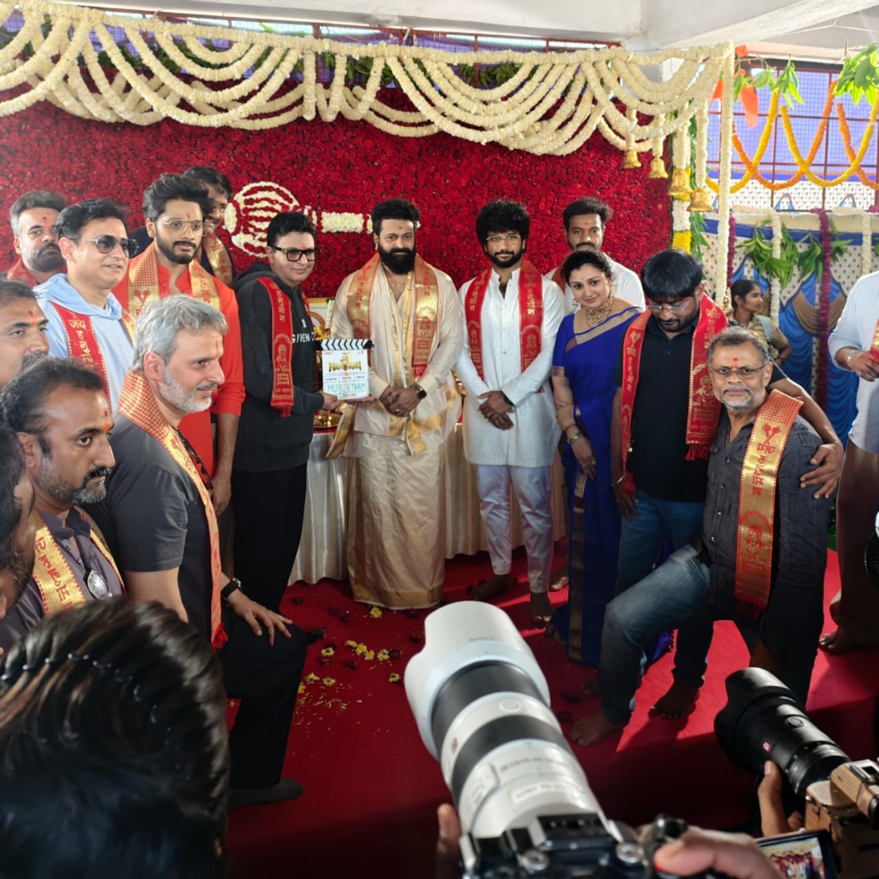 ಕಾಂತಾರ ಚಾಪ್ಟರ್ 1 ಯಶಸ್ಸಿನ ಬಳಿಕ ರಿಷಬ್ ಶೆಟ್ಟಿಯವರು ಬಹುನಿರೀಕ್ಷಿತ ಜೈ ಹನುಮಾನ್ ಸಿನಿಮಾದಲ್ಲಿ ತೊಡಗಿಸಿಕೊಂಡಿದ್ದಾರೆ. ಈ ಚಿತ್ರಕ್ಕೆ ತೆಲುಗಿನ ಪ್ರಶಾಂತ್ ವರ್ಮಾ ಅವರು ನಿರ್ದೇಶನ ಮಾಡುತ್ತಿದ್ದಾರೆ. ಇಂದು ಕೊಪ್ಪಳ ಜಿಲ್ಲೆಯ ಗಂಗಾವತಿ ತಾಲೂಕಿನಲ್ಲಿರುವ ಅಂಜನಾದ್ರಿ ಬೆಟ್ಟದಲ್ಲಿ ಮುಹೂರ್ತ ನೆರವೇರಿದೆ. 