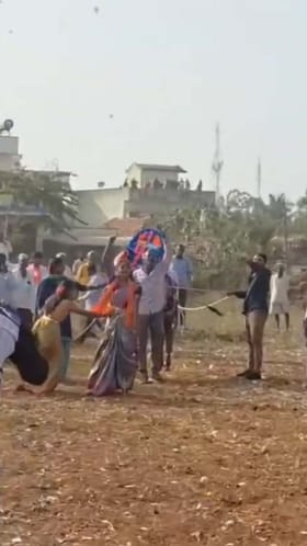 ಜಲ್ಲಿಕಟ್ಟು ಪಂದ್ಯದಲ್ಲಿ ತೊಡೆತಟ್ಟಿದ ಹೆಣ್ಮಕ್ಕಳು