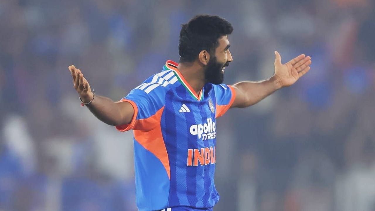 ಆದರೆ ಇದೀಗ ಅಂತಾರಾಷ್ಟ್ರೀಯ ಪಂದ್ಯದಲ್ಲೇ 58 ರನ್ ಚಚ್ಚಿಸಿಕೊಂಡಿದ್ದಾರೆ. ಈ ಮೂಲಕ 13 ವರ್ಷಗಳ ಕೆರಿಯರ್ನಲ್ಲೇ ಅತ್ಯಂತ ಕಳಪೆ ಬೌಲಿಂಗ್ ಪ್ರದರ್ಶನ ನೀಡಿದ್ದಾರೆ. ಜಸ್ಪ್ರೀತ್ ಬುಮ್ರಾ ಅವರ ಈ ಕಳಪೆ ಪ್ರದರ್ಶನ ಇದೀಗ ಟೀಮ್ ಇಂಡಿಯಾದ ಚಿಂತೆಯನ್ನು ಹೆಚ್ಚಿಸಿದೆ.