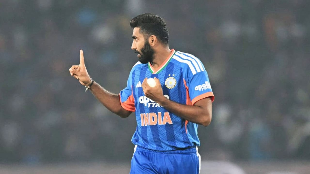 ಇದು ಜಸ್ಪ್ರೀತ್ ಬುಮ್ರಾ ಅವರ ಕೆರಿಯರ್ನಲ್ಲೇ ಅತ್ಯಂತ ದುಬಾರಿ ಸ್ಪೆಲ್. ಅಂದರೆ 4 ಓವರ್ಗಳಲ್ಲಿ ಇದೇ ಮೊದಲ ಬಾರಿಗೆ ಬುಮ್ರಾ ಒಂದೇ ಒಂದು ವಿಕೆಟ್ ಪಡೆಯದೇ 50 ಕ್ಕಿಂತ ಹೆಚ್ಚು ರನ್ ಬಿಟ್ಟು ಕೊಟ್ಟಿದ್ದಾರೆ. ಇದಕ್ಕೂ ಮುನ್ನ 2022 ರಲ್ಲಿ ಅವರು ಆಸ್ಟ್ರೇಲಿಯಾ ವಿರುದ್ಧ 4 ಓವರ್ಗಳಲ್ಲಿ 50 ರನ್ ಚಚ್ಚಿಸಿಕೊಂಡಿದ್ದರು.