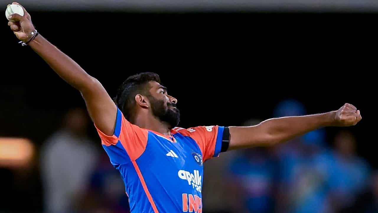 ಜಸ್ಪ್ರೀತ್ ಬುಮ್ರಾ (Jasprit Bumrah) ಟಿ20 ಕೆರಿಯರ್ ಆರಂಭಿಸಿ ಬರೋಬ್ಬರಿ 13 ವರ್ಷಗಳಾಗಿವೆ. ಈ ಹದಿಮೂರು ವರ್ಷಗಳಲ್ಲಿ ಇದೇ ಮೊದಲ ಬಾರಿಗೆ ಬುಮ್ರಾ ಅತ್ಯಂತ ದುಬಾರಿ ಸ್ಪೆಲ್ ಎಸೆದಿದ್ದಾರೆ. ಅದು ಸಹ ಒಂದೇ ಒಂದು ವಿಕೆಟ್ ಕಬಳಿಸದೇ ಎಂಬುದೇ ಅಚ್ಚರಿ.