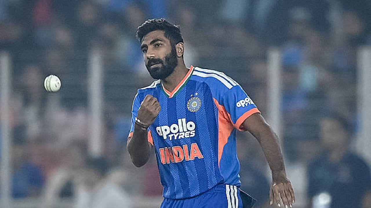 ಹಾಗೆಯೇ 2021 ರ ಐಪಿಎಲ್ನಲ್ಲಿ ಚೆನ್ನೈ ಸೂಪರ್ ಕಿಂಗ್ಸ್ ವಿರುದ್ಧ ಜಸ್ಪ್ರೀತ್ ಬುಮ್ರಾ 4 ಓವರ್ಗಳಲ್ಲಿ 56 ರನ್ ನೀಡಿ 1 ವಿಕೆಟ್ ಪಡೆದಿದ್ದರು. ಇದು ಬುಮ್ರಾ ಟಿ20 ಕೆರಿಯರ್ನಲ್ಲೇ ಅವರ ಅತ್ಯಂತ ದುಬಾರಿ ಸ್ಪೆಲ್ ಆಗಿತ್ತು. ಇದಾದ ಬಳಿಕ ಒಮ್ಮೆಯೂ ಅವರು ಐಪಿಎಲ್ನಲ್ಲಿ 50 ಕ್ಕಿಂತ ಹೆಚ್ಚು ರನ್ ನೀಡಿರಲಿಲ್ಲ.