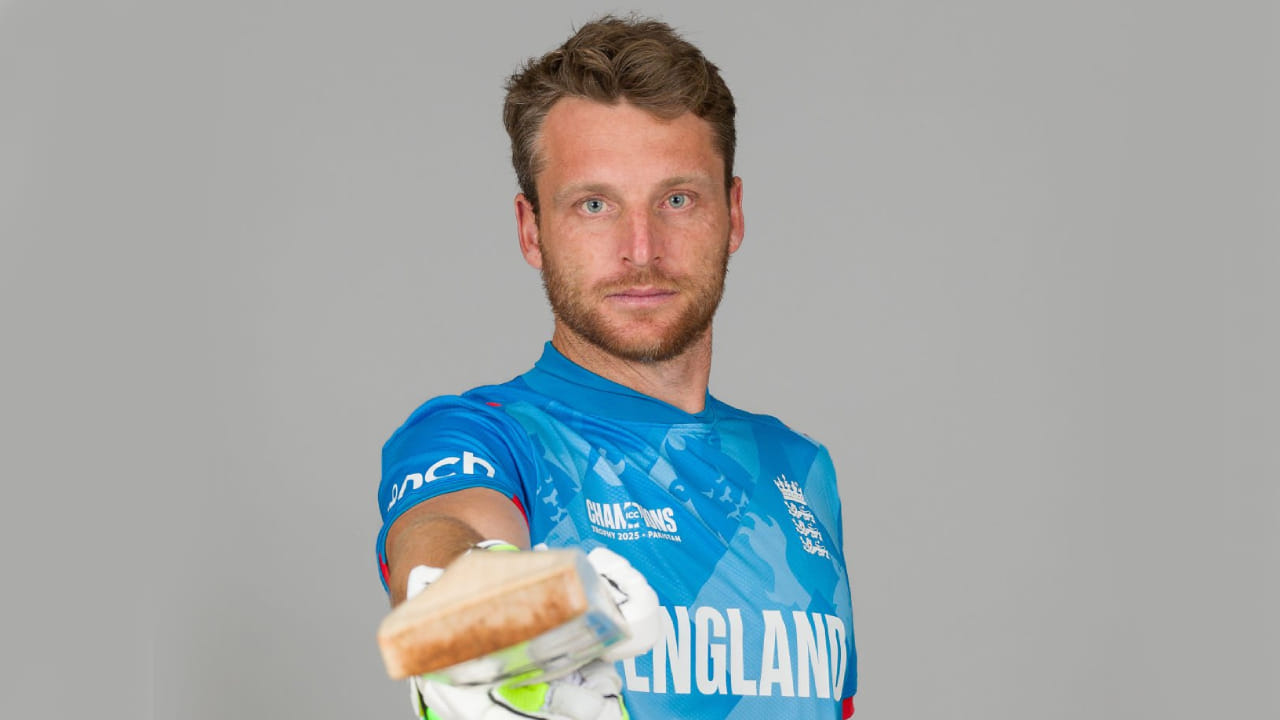 ಪಲ್ಲೆಕೆಲ್ಲೆಯಲ್ಲಿ ನಡೆದ ಶ್ರೀಲಂಕಾ ವಿರುದ್ಧದ 2ನೇ ಟಿ20 ಪಂದ್ಯದಲ್ಲಿ ಕಣಕ್ಕಿಳಿಯುವ ಮೂಲಕ ಜೋಸ್ ಬಟ್ಲರ್ ಇಂಗ್ಲೆಂಡ್ ಪತ ಅತ್ಯಧಿಕ ಅಂತಾರಾಷ್ಟ್ರೀಯ ಪಂದ್ಯಗಳನ್ನಾಡಿದ ದಾಖಲೆಯನ್ನು ತಮ್ಮದಾಗಿಸಿಕೊಂಡಿದ್ದಾರೆ. ಇದಕ್ಕೂ ಮುನ್ನ ಈ ದಾಖಲೆ ಜೇಮ್ಸ್ ಅ್ಯಂಡರ್ಸನ್ ಹೆಸರಿನಲ್ಲಿತ್ತು.