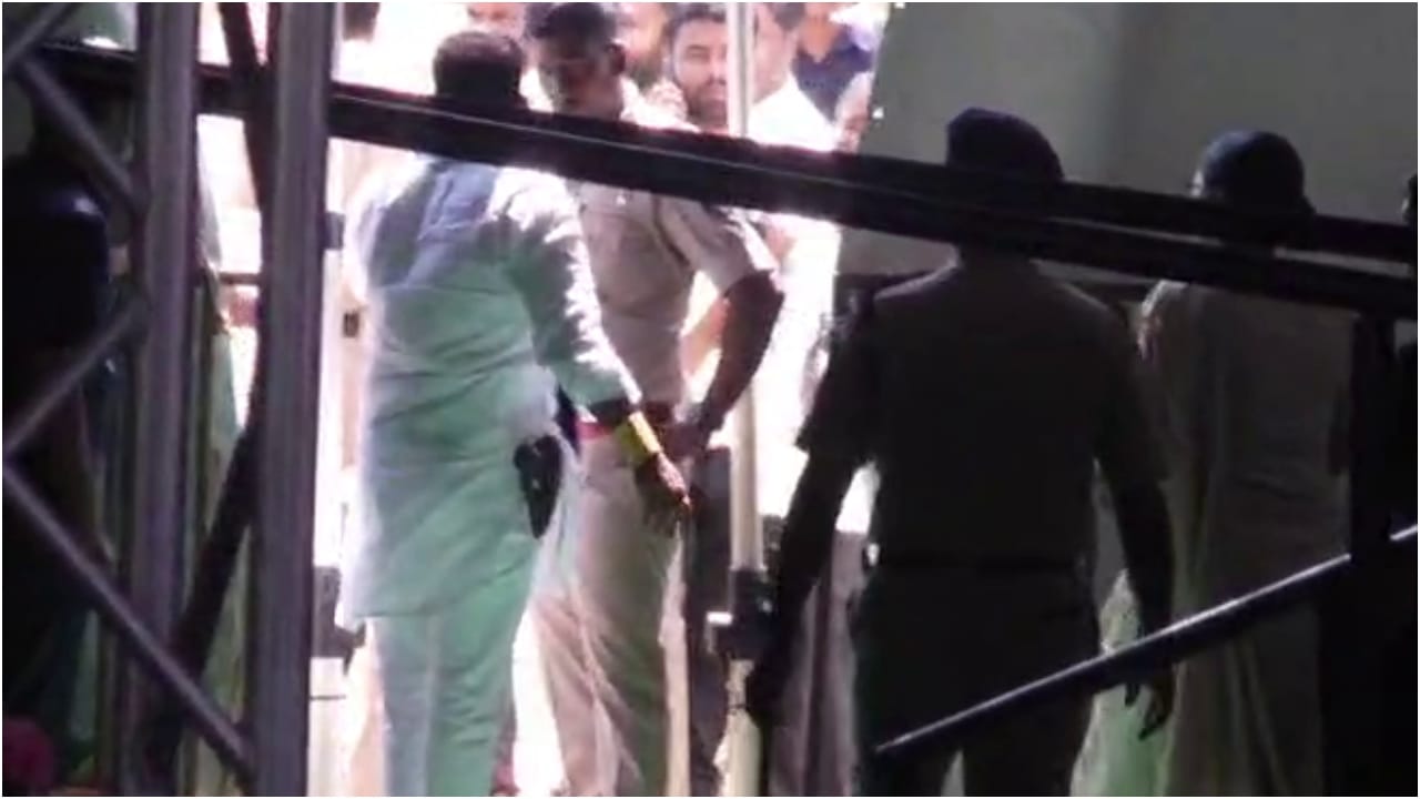 ವಿಜಯಪುರ: ಜೆಡಿಎಸ್ ಕಾರ್ಯಕ್ರಮಕ್ಕೆ ಪಿಸ್ತೂಲ್ ಇಟ್ಟುಕೊಂಡ ಬಂದ ಕಾರ್ಯಕರ್ತ, ವಿಡಿಯೋ ವೈರಲ್ ವಿಜಯಪುರ: ಜೆಡಿಎಸ್ ಕಾರ್ಯಕ್ರಮಕ್ಕೆ ಪಿಸ್ತೂಲ್ ಇಟ್ಟುಕೊಂಡ ಬಂದ ಕಾರ್ಯಕರ್ತ, ವಿಡಿಯೋ ವೈರಲ್