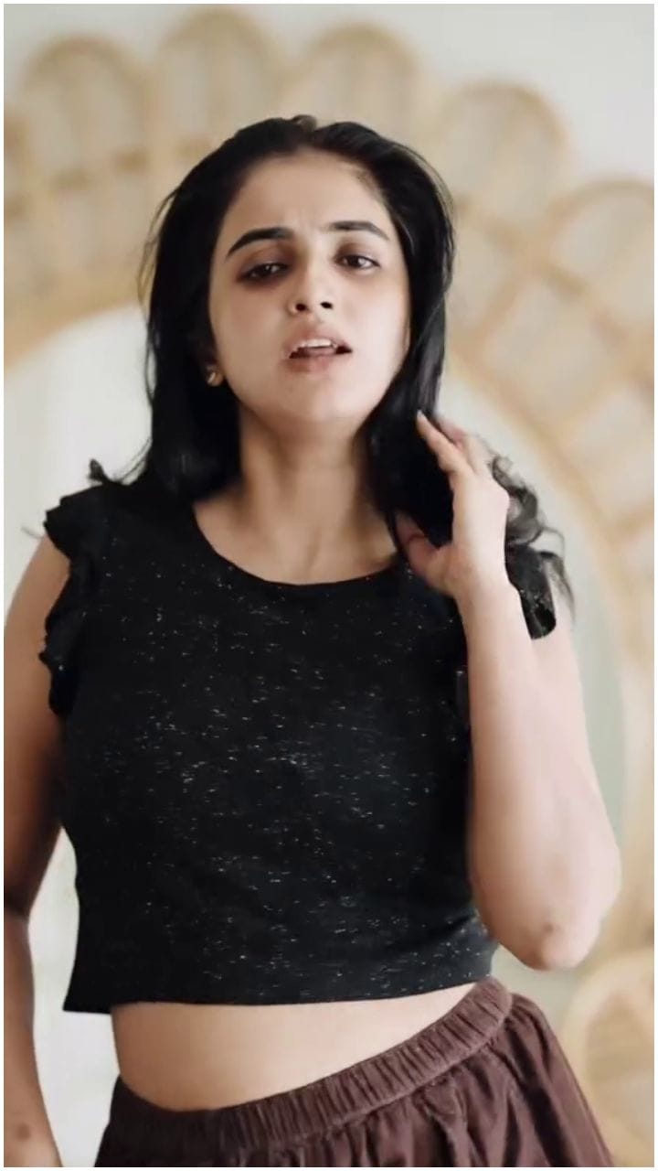 ಮೇಕಪ್ ಇಲ್ದೆ ಹೇಗೆ ಕಾಣಿಸ್ತಾರೆ ನೋಡಿ ಜಾನ್ವಿ