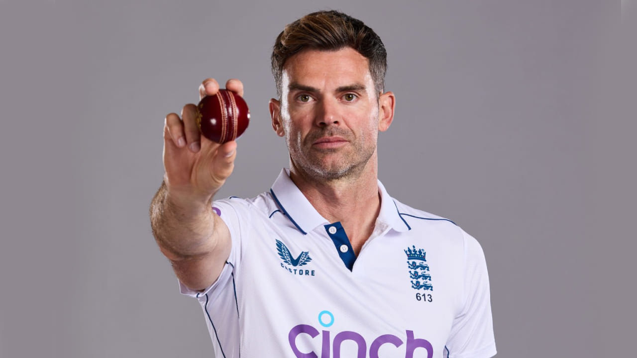 2002 ರಲ್ಲಿ ಅಂತಾರಾಷ್ಟ್ರೀಯ ಕೆರಿಯರ್ ಆರಂಭಿಸಿದ್ದ ಜೇಮ್ಸ್ ಅ್ಯಂಡರ್ಸನ್ ಇಂಗ್ಲೆಂಡ್ ಪರ ಬರೋಬ್ಬರಿ 401 ಪಂದ್ಯಗಳನ್ನಾಡಿದ್ದರು. ಈ ಮೂಲಕ ಆಂಗ್ಲರ ಪರ 400 ಕ್ಕಿಂತ ಹೆಚ್ಚು ಅಂತಾರಾಷ್ಟ್ರೀಯ ಪಂದ್ಯಗಳನ್ನಾಡಿದ ಏಕೈಕ ಆಟಗಾರನಾಗಿ ಹೊರಹೊಮ್ಮಿದ್ದರು.