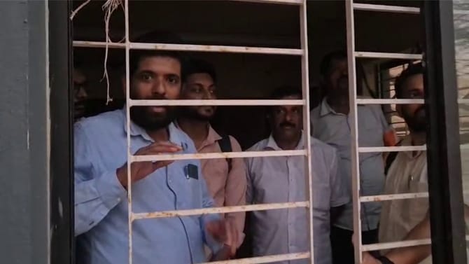 ಸಿಬ್ಬಂದಿ ಒಳಗಿದ್ದಾಗ್ಲೇ ಪುರಸಭೆ ಕಟ್ಟಡಕ್ಕೆ ಬೀಗ ಜಡಿದು ಹೋದ ನೌಕರ!