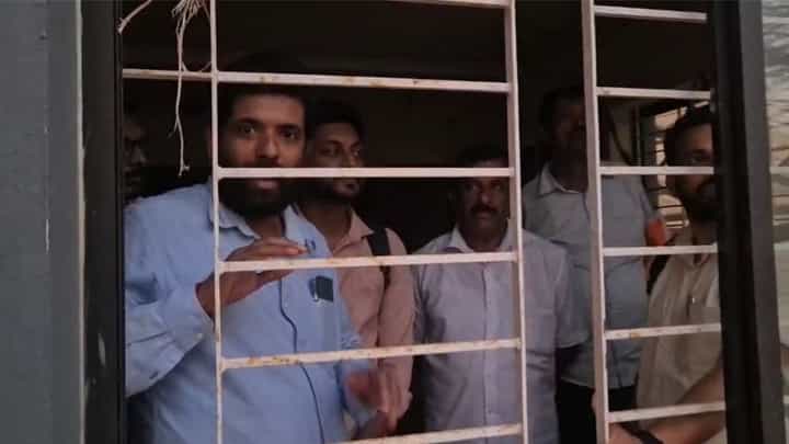 ಜನ ಒಳಗಿದ್ದಾಗಲೇ ಪುರಸಭೆ ಕಟ್ಟಡಕ್ಕೆ ಬೀಗ ಜಡಿದು ಹೋದ ನೌಕರ: ಸಿಬ್ಬಂದಿ ಒಳಗೇ ಲಾಕ್! ಜನ ಒಳಗಿದ್ದಾಗಲೇ ಪುರಸಭೆ ಕಟ್ಟಡಕ್ಕೆ ಬೀಗ ಜಡಿದು ಹೋದ ನೌಕರ: ಸಿಬ್ಬಂದಿ ಒಳಗೇ ಲಾಕ್!