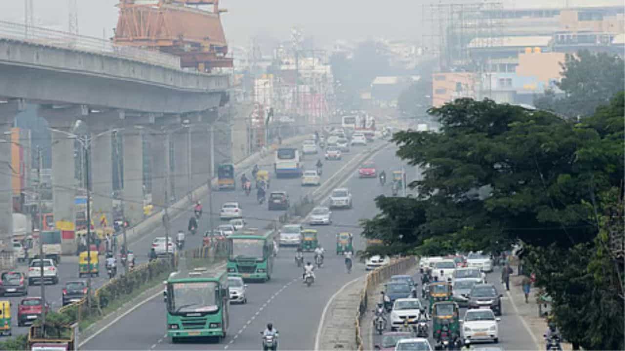Karnataka Air Quality Today: ಬೆಂಗಳೂರಿನಲ್ಲಿ ಗಾಳಿಯ ಮಟ್ಟ ಕಳಪೆ, ಈ ಜಿಲ್ಲೆಗಳಿಗೆ ಗುಡ್ ನ್ಯೂಸ್ Karnataka Air Quality Today: ಬೆಂಗಳೂರಿನಲ್ಲಿ ಗಾಳಿಯ ಮಟ್ಟ ಕಳಪೆ, ಈ ಜಿಲ್ಲೆಗಳಿಗೆ ಗುಡ್ ನ್ಯೂಸ್