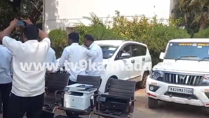 ಕಾಲುವೆ ನಿರ್ಮಾಣಕ್ಕಾಗಿ ರೈತರ ಜಮೀನನ್ನು ಭೂಸ್ವಾಧೀನ ಮಾಡಿ ವರ್ಷ ಕಳೆದರೂ ಪರಿಹಾರ ನೀಡದ KBJNL ಕಚೇರಿ ಜಪ್ತಿ ಕಾಲುವೆ ನಿರ್ಮಾಣಕ್ಕಾಗಿ ರೈತರ ಜಮೀನನ್ನು ಭೂಸ್ವಾಧೀನ ಮಾಡಿ ವರ್ಷ ಕಳೆದರೂ ಪರಿಹಾರ ನೀಡದ KBJNL ಕಚೇರಿ ಜಪ್ತಿ
