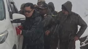 ಹಿಮದಲ್ಲಿ ಸಿಲುಕಿದ್ದ ವಾಹನವನ್ನು ತಳ್ಳಲು ಸಹಾಯ ಮಾಡಿದ ಕಿರಣ್ ರಿಜಿಜು