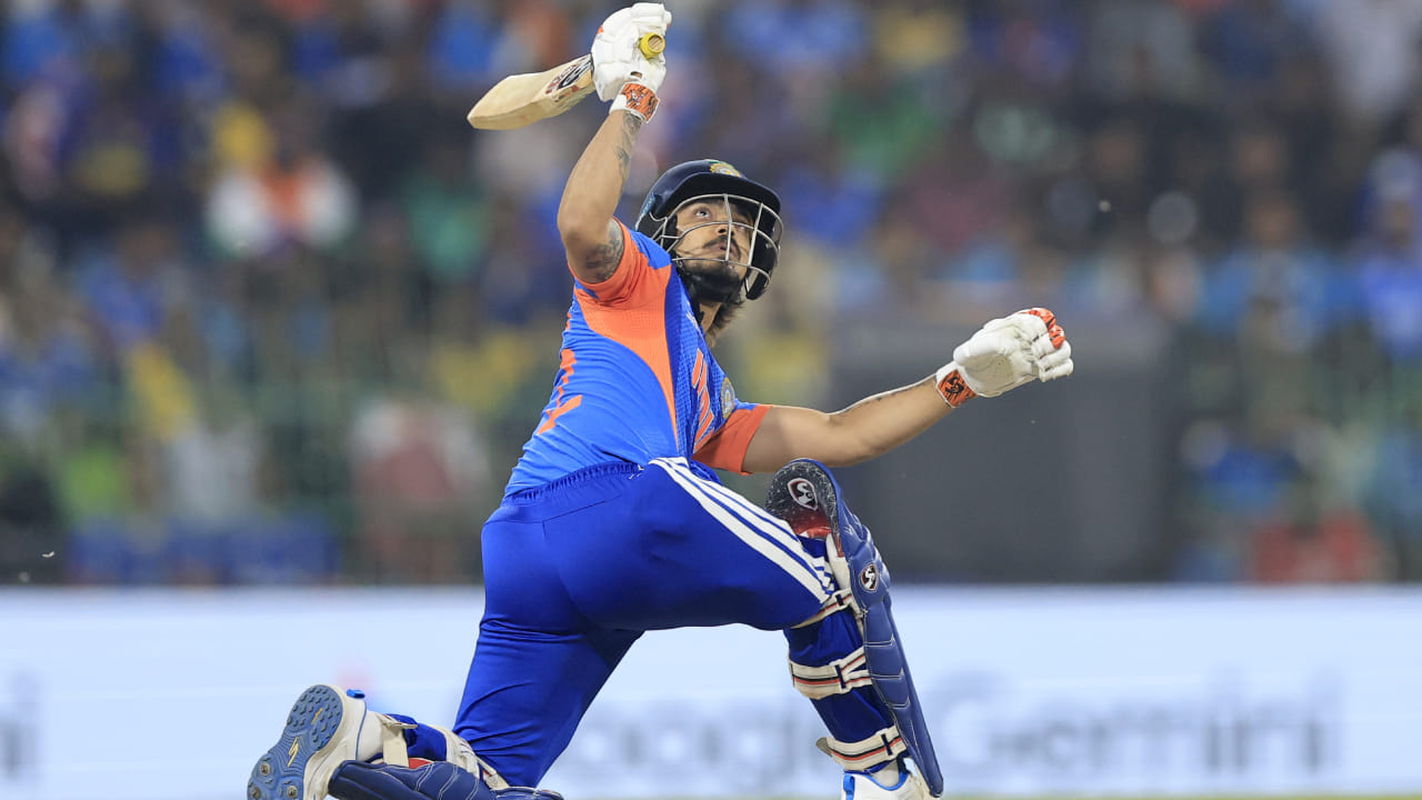 ವಾಸ್ತವವಾಗಿ ಅಂತರರಾಷ್ಟ್ರೀಯ ಟಿ20 ಕ್ರಿಕೆಟ್‌ನಲ್ಲಿ ಪಾಕಿಸ್ತಾನದ ವಿರುದ್ಧ ಇಶಾನ್ ಕಿಶನ್ ಇಂದು ಮೊದಲ ಪಂದ್ಯವನ್ನಾಡಿದರು. ಆಡಿದ ಮೊದಲ ಪಂದ್ಯದಲ್ಲೇ ಪಾಕ್ ಬೌಲರ್‌ಗಳ ಬೆವರಿಳಿಸಿದ ಕಿಶನ್ ಸ್ಫೋಟಕ ಅರ್ಧಶತಕ ಬಾರಿಸಿದರು. ಪಾಕಿಸ್ತಾನದ ವಿರುದ್ಧದ ಪವರ್‌ಪ್ಲೇನಲ್ಲಿ 42 ರನ್ ಬಾರಿಸುವ ಮೂಲಕ ಪಾಕಿಸ್ತಾನ ವಿರುದ್ಧದ ಟಿ20ಪಂದ್ಯದ ಪವರ್‌ಪ್ಲೇನಲ್ಲಿಯೇ ಅತ್ಯಧಿಕ ರನ್ ಕಲೆಹಾಕಿದ ಭಾರತೀಯ ಬ್ಯಾಟ್ಸ್‌ಮನ್ ಎನಿಸಿಕೊಂಡರು.